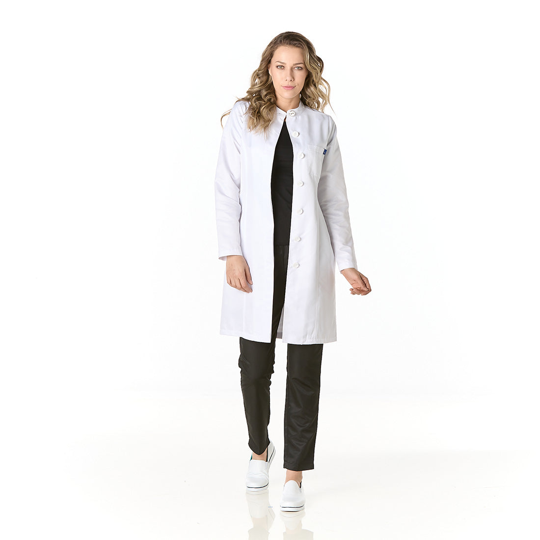 Immagine di una Medica o Dottoressa che indossa un Camice Medico Bianco, modello Luxemburgo Antibatterico , della marca Gallantdale, specializzato in abbigliamento sanitario.