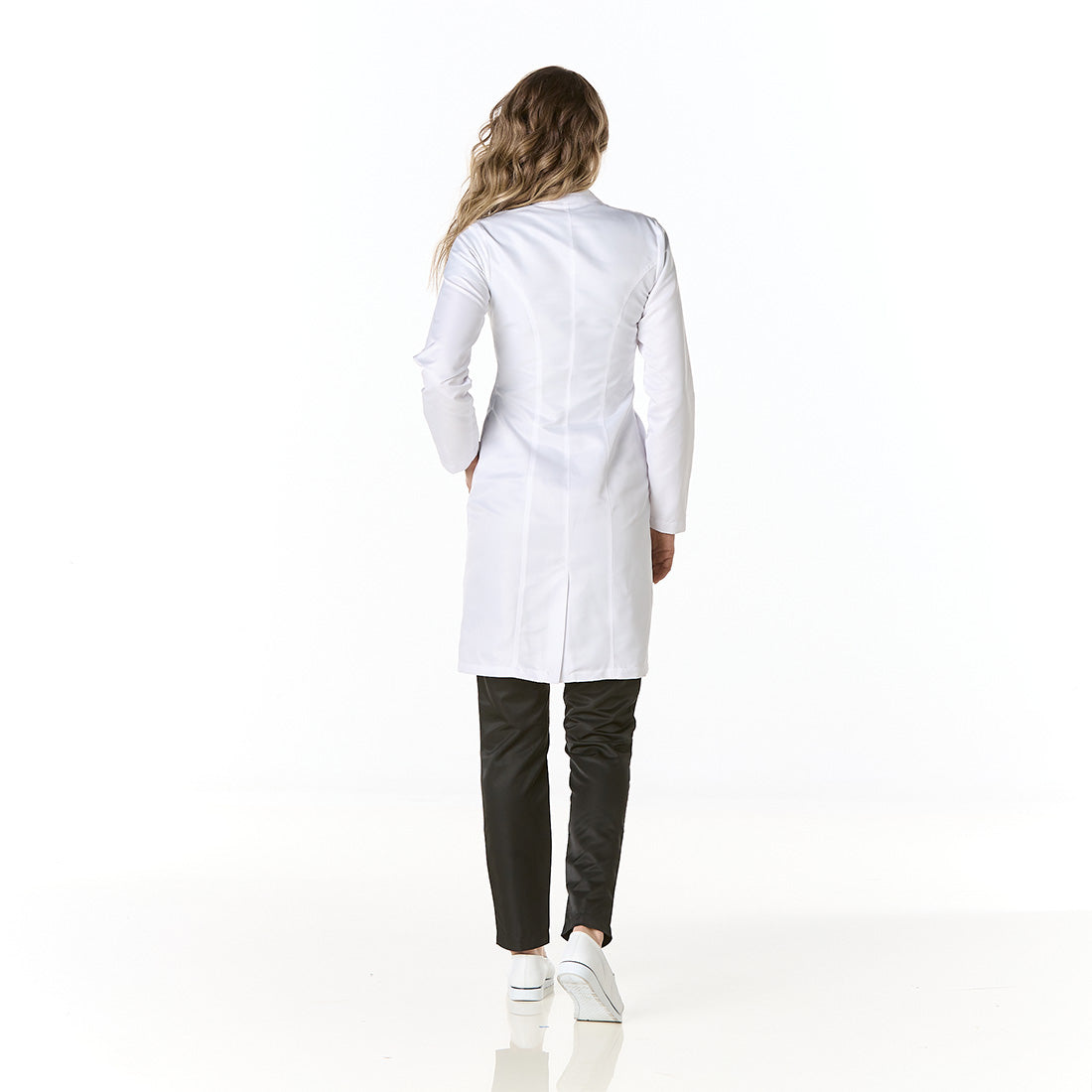 Immagine di una Medica o Dottoressa che indossa un Camice Medico Bianco, modello Luxemburgo Antibatterico , della marca Gallantdale, specializzato in abbigliamento sanitario.