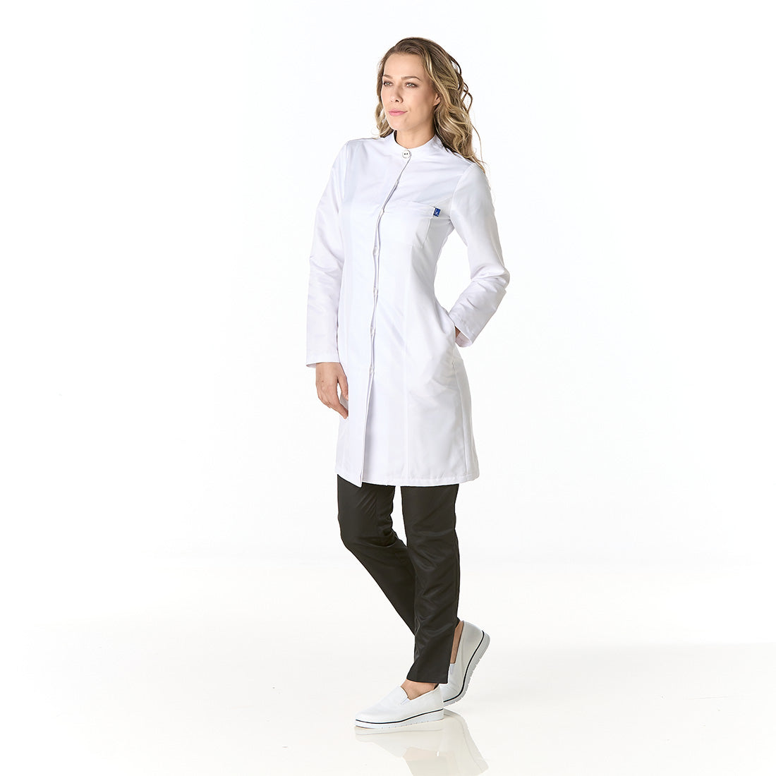 Immagine di una Medica o Dottoressa che indossa un Camice Medico Bianco, modello Luxemburgo Antibatterico , della marca Gallantdale, specializzato in abbigliamento sanitario.