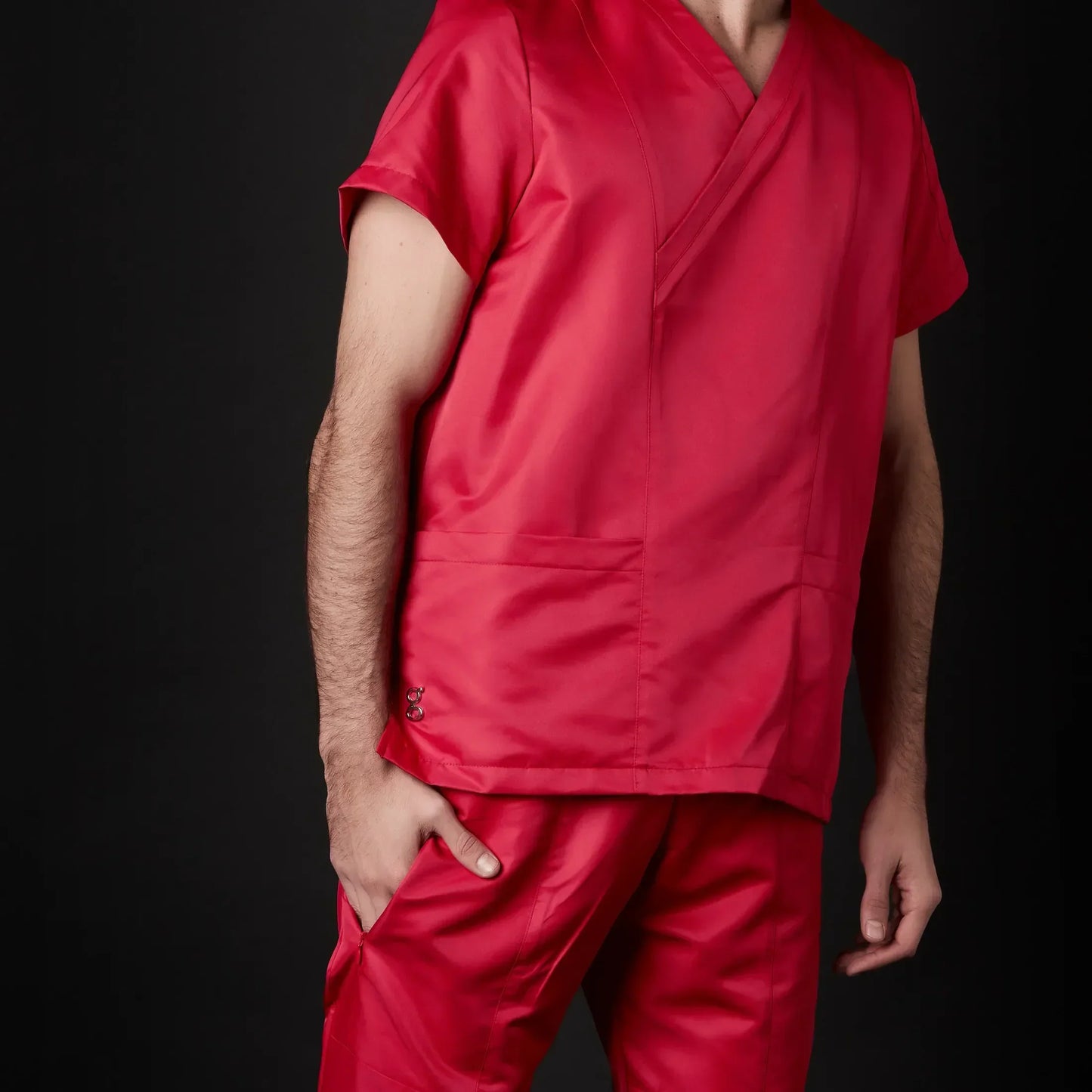 Immagine di un Medico o Dottore che indossa una Divisa Sanitaria Ciano, modello Charles Antibatterica, della marca Gallantdale, specializzata in abbigliamento sanitario.