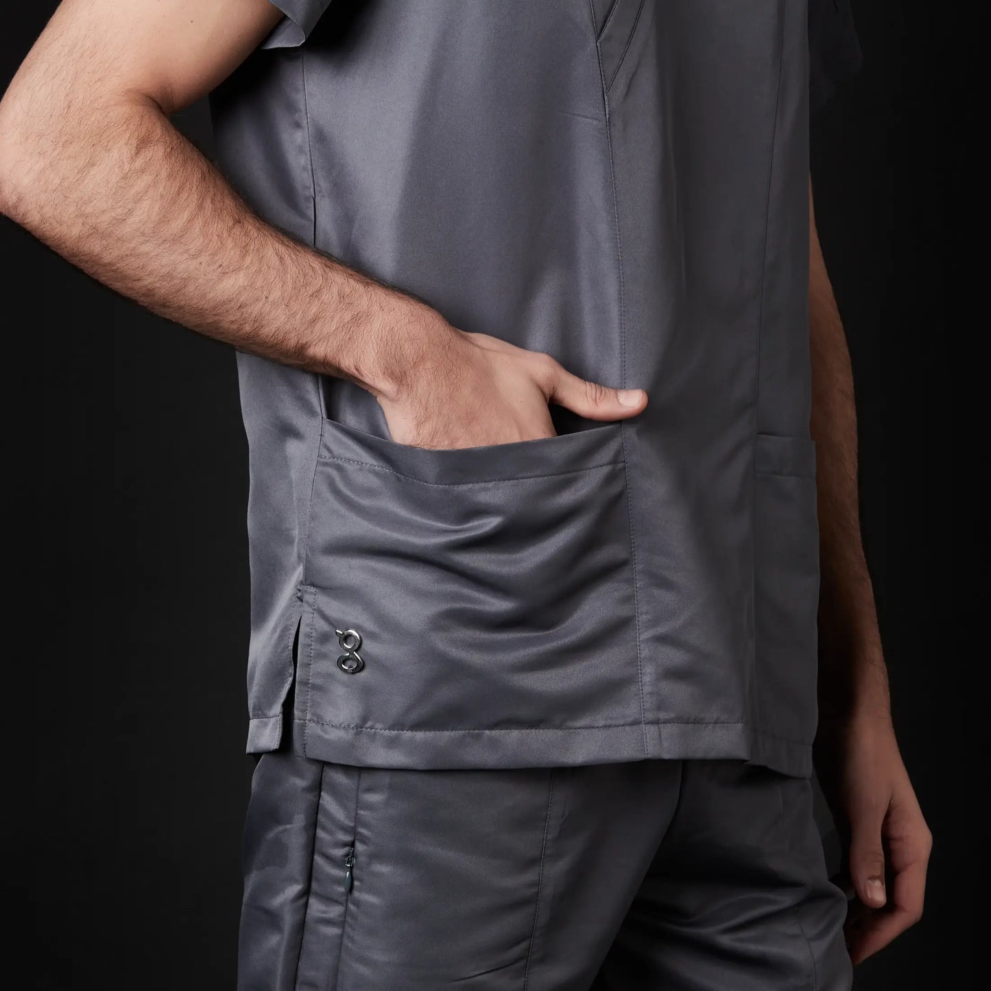 Immagine di un Medico o Dottore che indossa una Divisa Sanitaria Ciano, modello Charles Antibatterica, della marca Gallantdale, specializzata in abbigliamento sanitario.