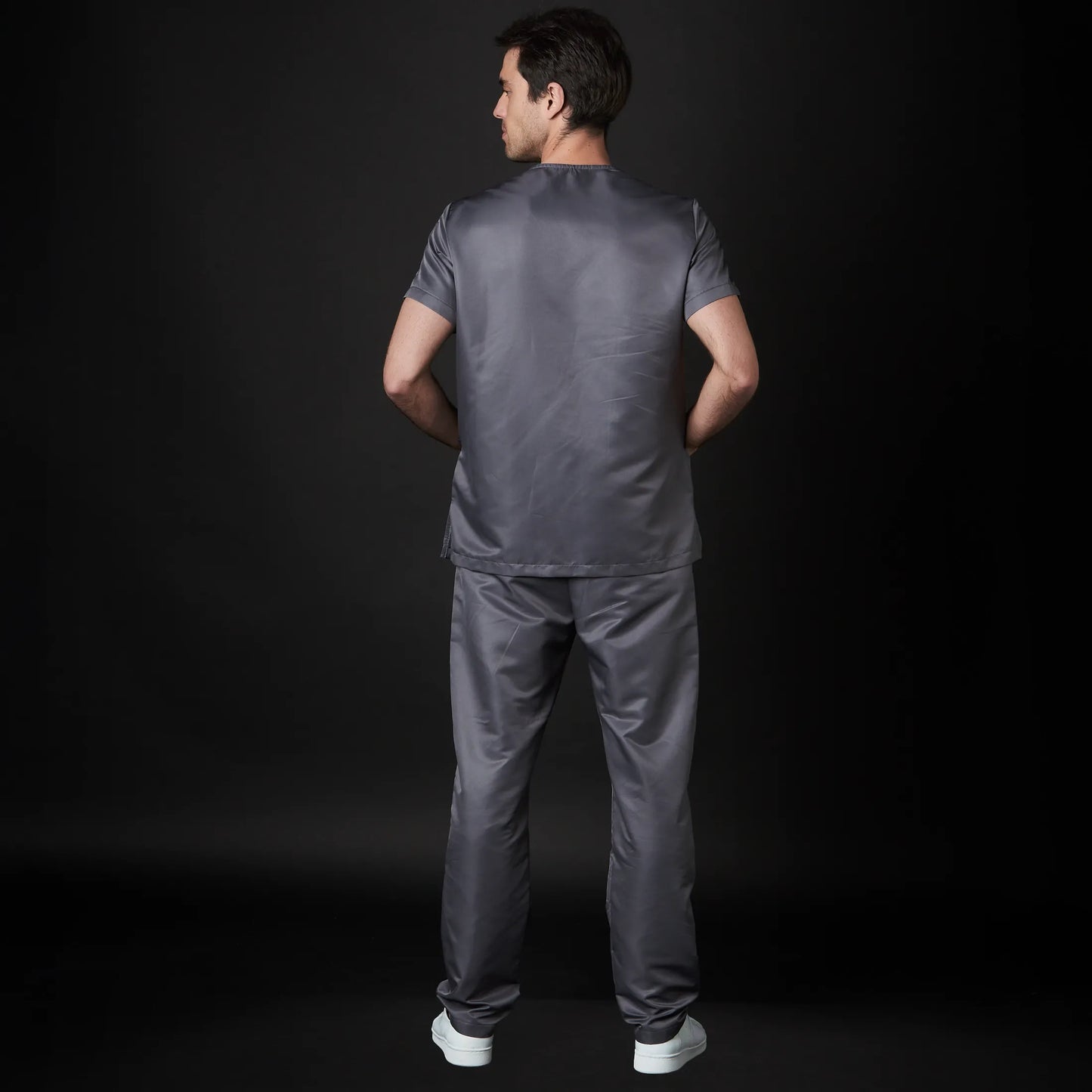 Immagine di un Medico o Dottore che indossa una Divisa Sanitaria Ciano, modello Charles Antibatterica, della marca Gallantdale, specializzata in abbigliamento sanitario.