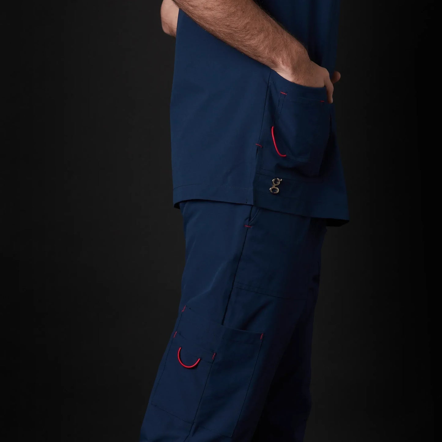 Immagine di un Medico o Dottore che indossa una Divisa Sanitaria Ciano, modello Phantom, della marca Gallantdale, specializzata in abbigliamento sanitario.