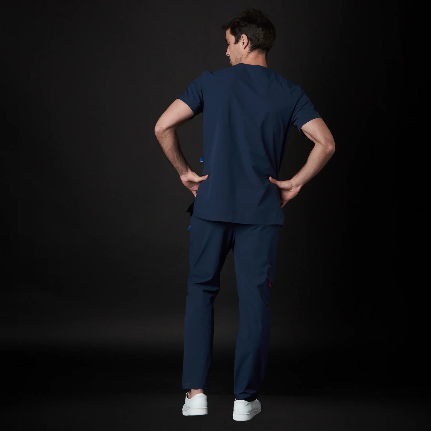 Immagine di un Medico o Dottore che indossa una Divisa Sanitaria Blu Marino, modello Phantom, della marca Gallantdale, specializzata in abbigliamento sanitario.
