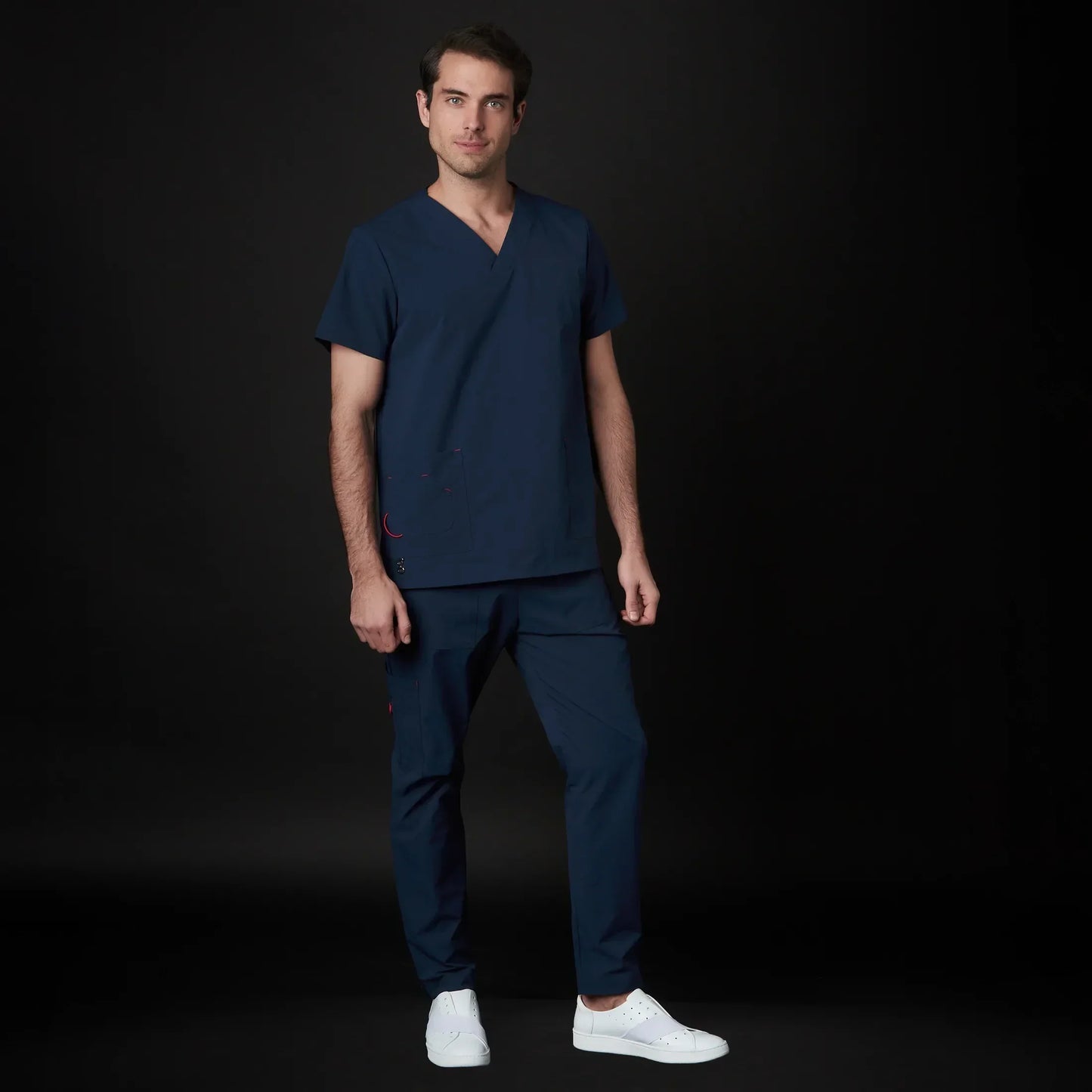 Immagine di un Medico o Dottore che indossa una Divisa Sanitaria Ciano, modello Phantom, della marca Gallantdale, specializzata in abbigliamento sanitario.