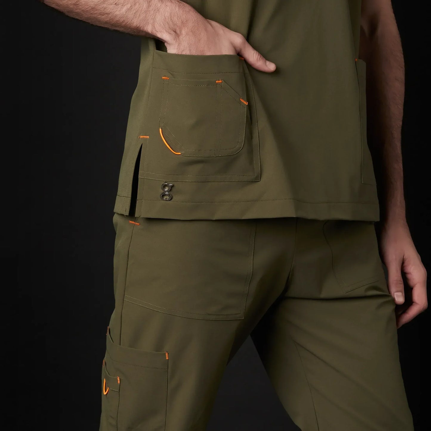 Immagine di un Medico o Dottore che indossa una Divisa Sanitaria Nero, modello Phantom, della marca Gallantdale, specializzata in abbigliamento sanitario.
