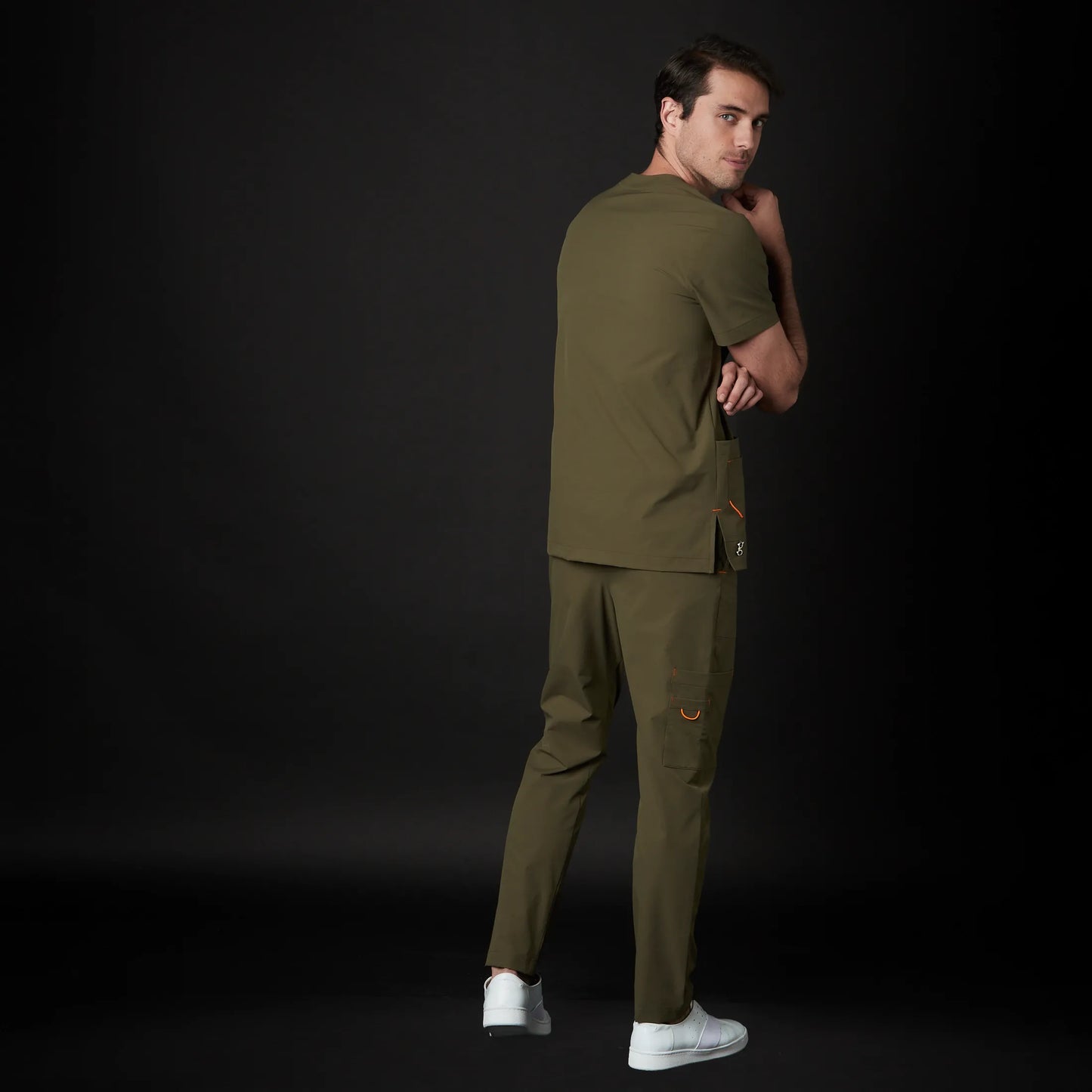 Immagine di un Medico o Dottore che indossa una Divisa Sanitaria Nero, modello Phantom, della marca Gallantdale, specializzata in abbigliamento sanitario.