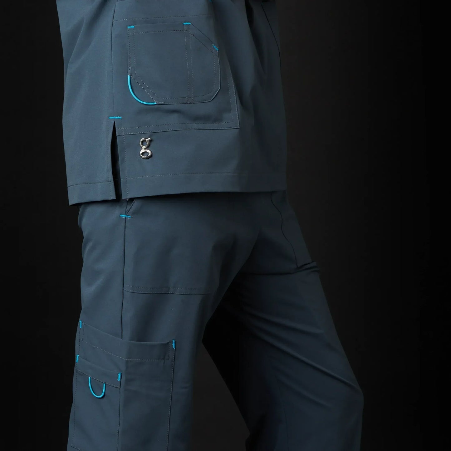 Immagine di un Medico o Dottore che indossa una Divisa Sanitaria Nero, modello Phantom, della marca Gallantdale, specializzata in abbigliamento sanitario.