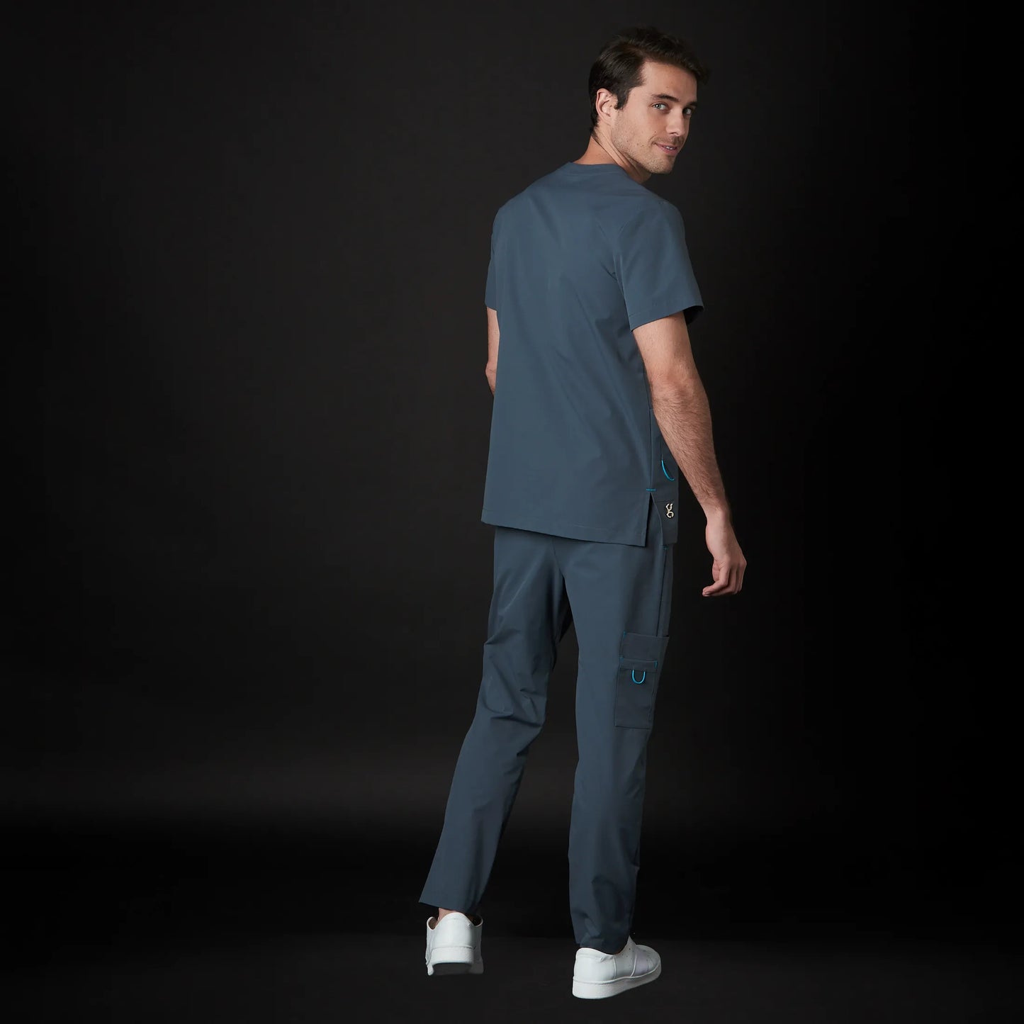 Immagine di un Medico o Dottore che indossa una Divisa Sanitaria Nero, modello Phantom, della marca Gallantdale, specializzata in abbigliamento sanitario.