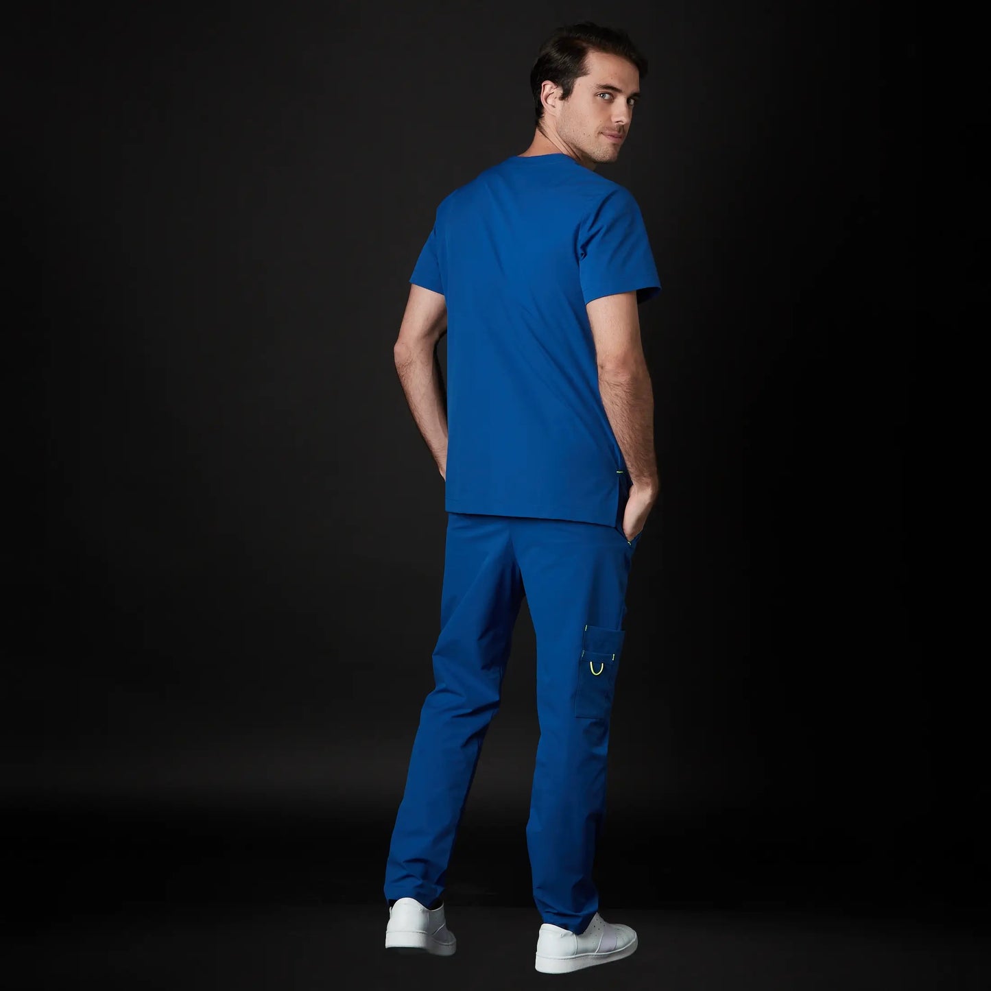 Immagine di un Medico o Dottore che indossa una Divisa Sanitaria Ciano, modello Phantom, della marca Gallantdale, specializzata in abbigliamento sanitario.