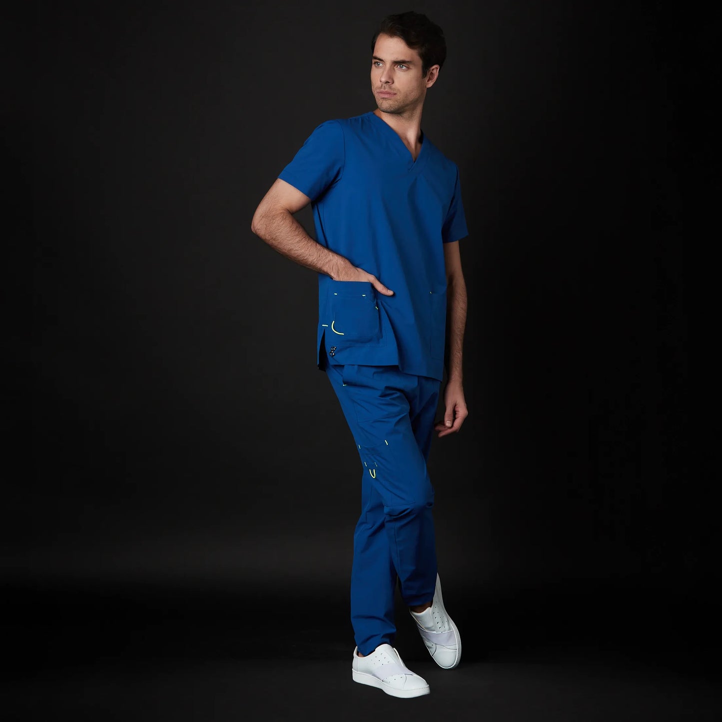 Immagine di un Medico o Dottore che indossa una Divisa Sanitaria Ciano, modello Phantom, della marca Gallantdale, specializzata in abbigliamento sanitario.