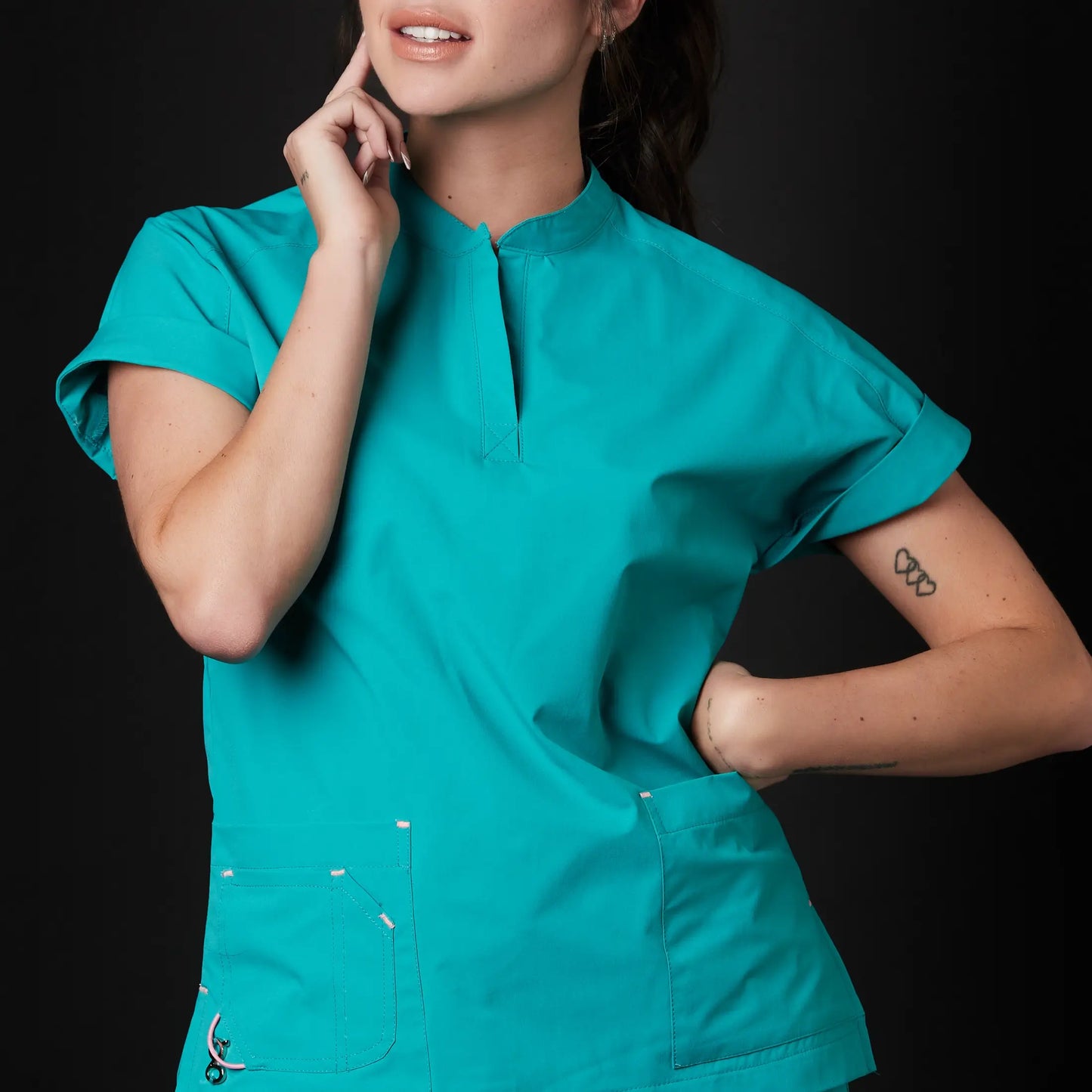 Immagine di una Medica o Dottoressa che indossa una Divisa Sanitaria Acquamarina, modello Phantom, della marca Gallantdale, specializzata in abbigliamento sanitario.