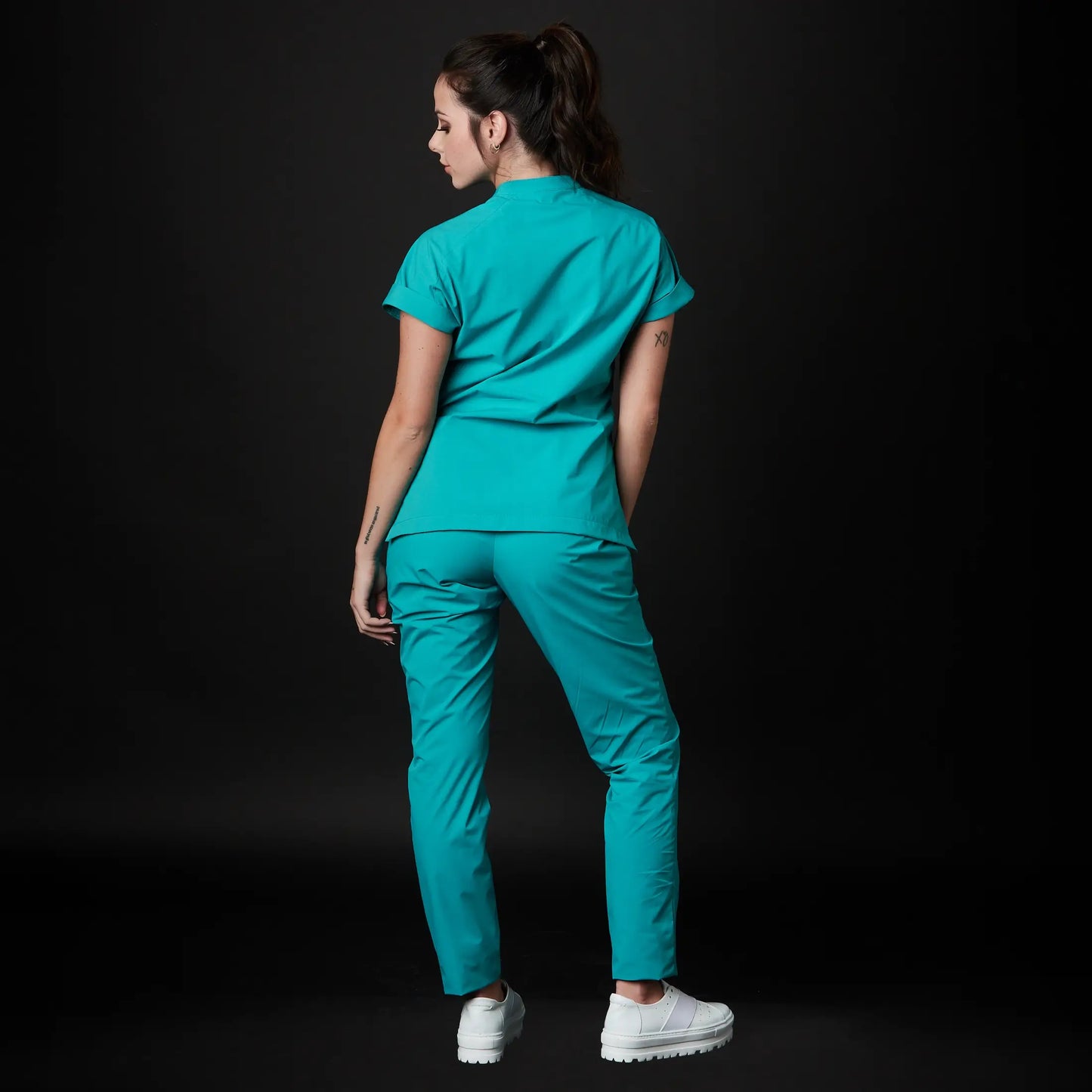 Immagine di una Medica o Dottoressa che indossa una Divisa Sanitaria Acquamarina, modello Phantom, della marca Gallantdale, specializzata in abbigliamento sanitario.