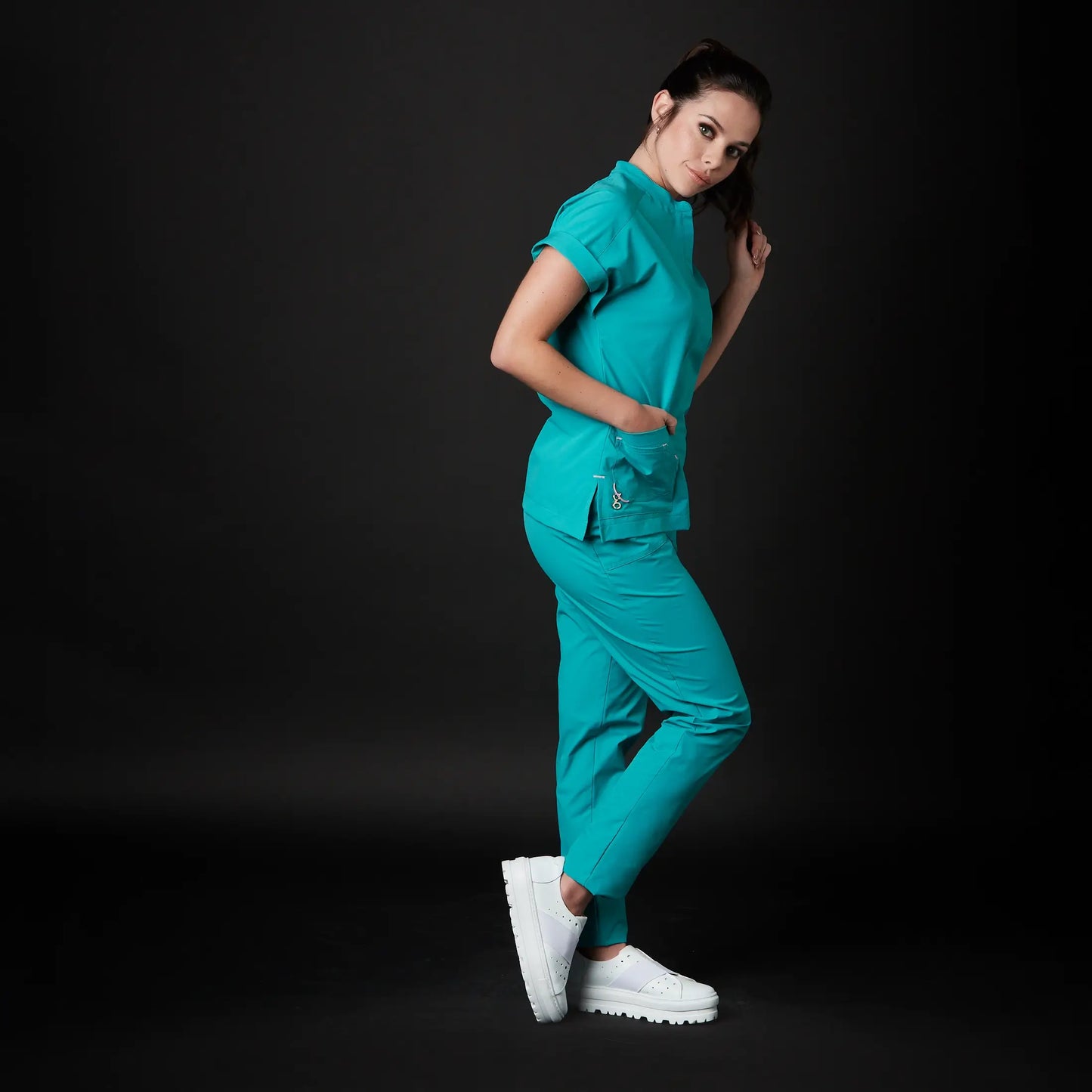 Immagine di una Medica o Dottoressa che indossa una Divisa Sanitaria Acquamarina, modello Phantom, della marca Gallantdale, specializzata in abbigliamento sanitario.