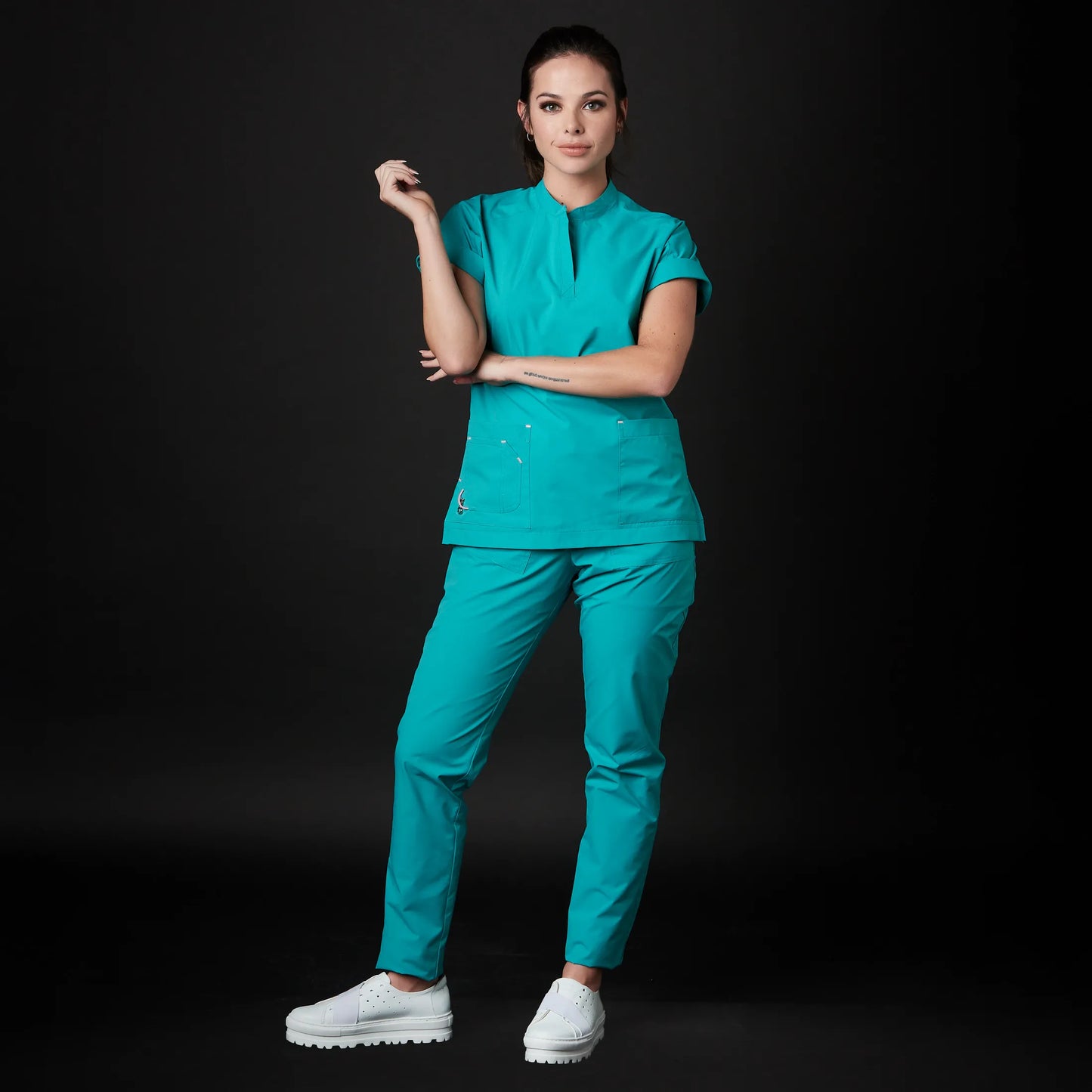 Immagine di una Medica o Dottoressa che indossa una Divisa Sanitaria Acquamarina, modello Phantom, della marca Gallantdale, specializzata in abbigliamento sanitario.