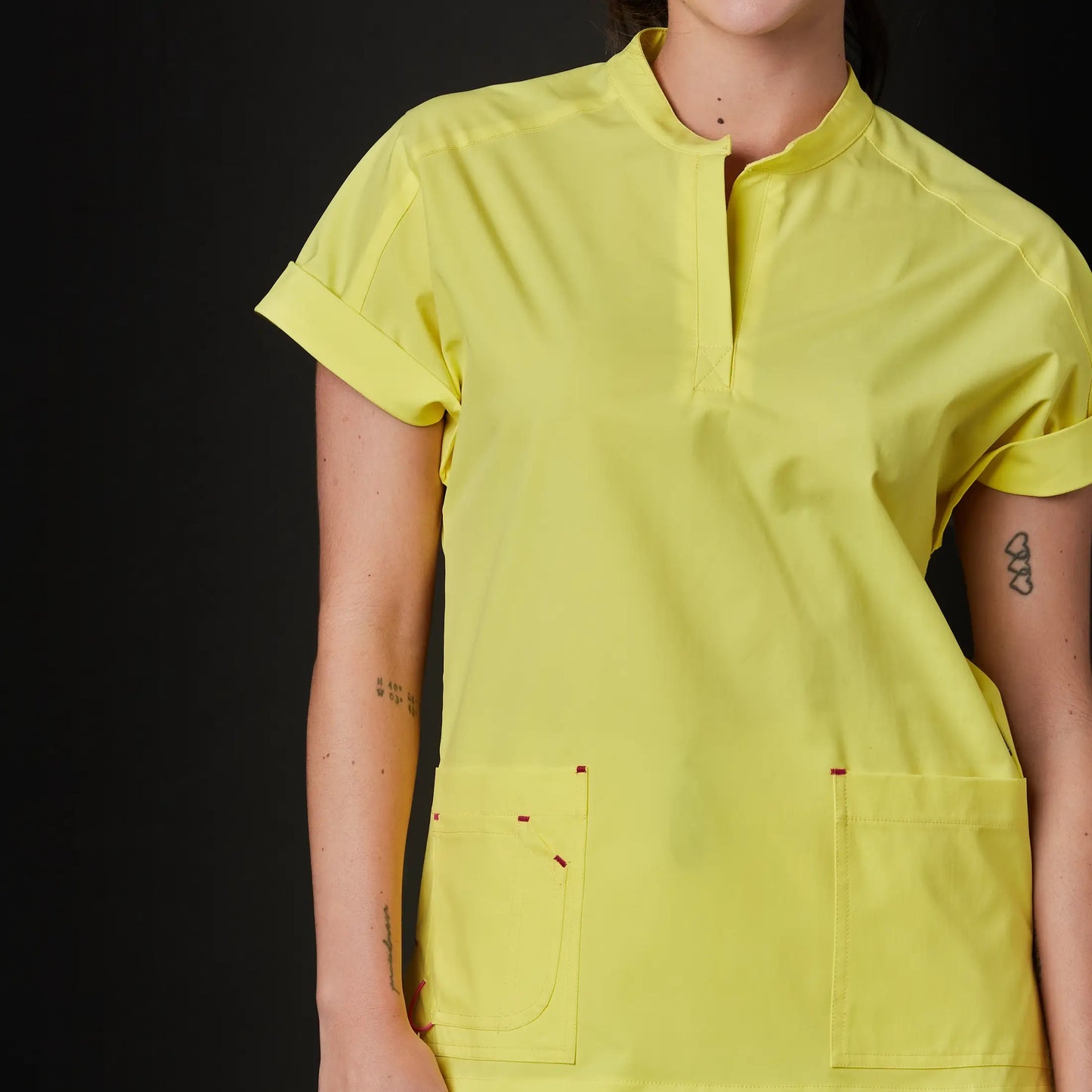 Immagine di una Medica o Dottoressa che indossa una Divisa Sanitaria Acquamarina, modello Phantom, della marca Gallantdale, specializzata in abbigliamento sanitario.