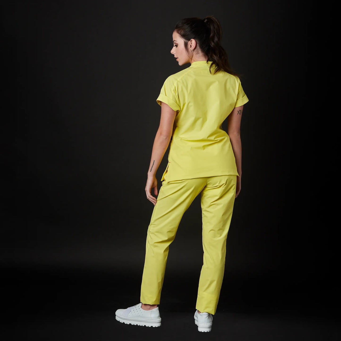 Immagine di una Medica o Dottoressa che indossa una Divisa Sanitaria Acquamarina, modello Phantom, della marca Gallantdale, specializzata in abbigliamento sanitario.