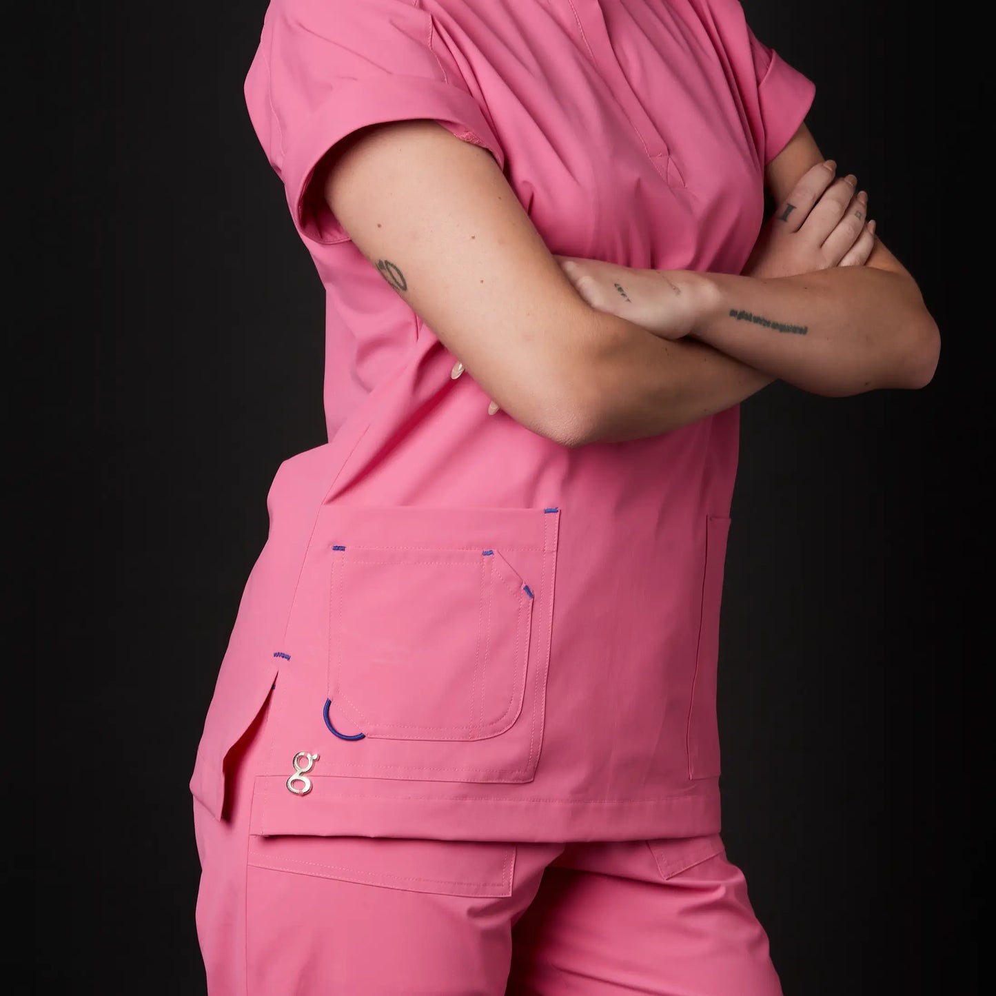 Immagine di una Medica o Dottoressa che indossa una Divisa Sanitaria Giallo Canarino, modello Phantom, della marca Gallantdale, specializzata in abbigliamento sanitario.