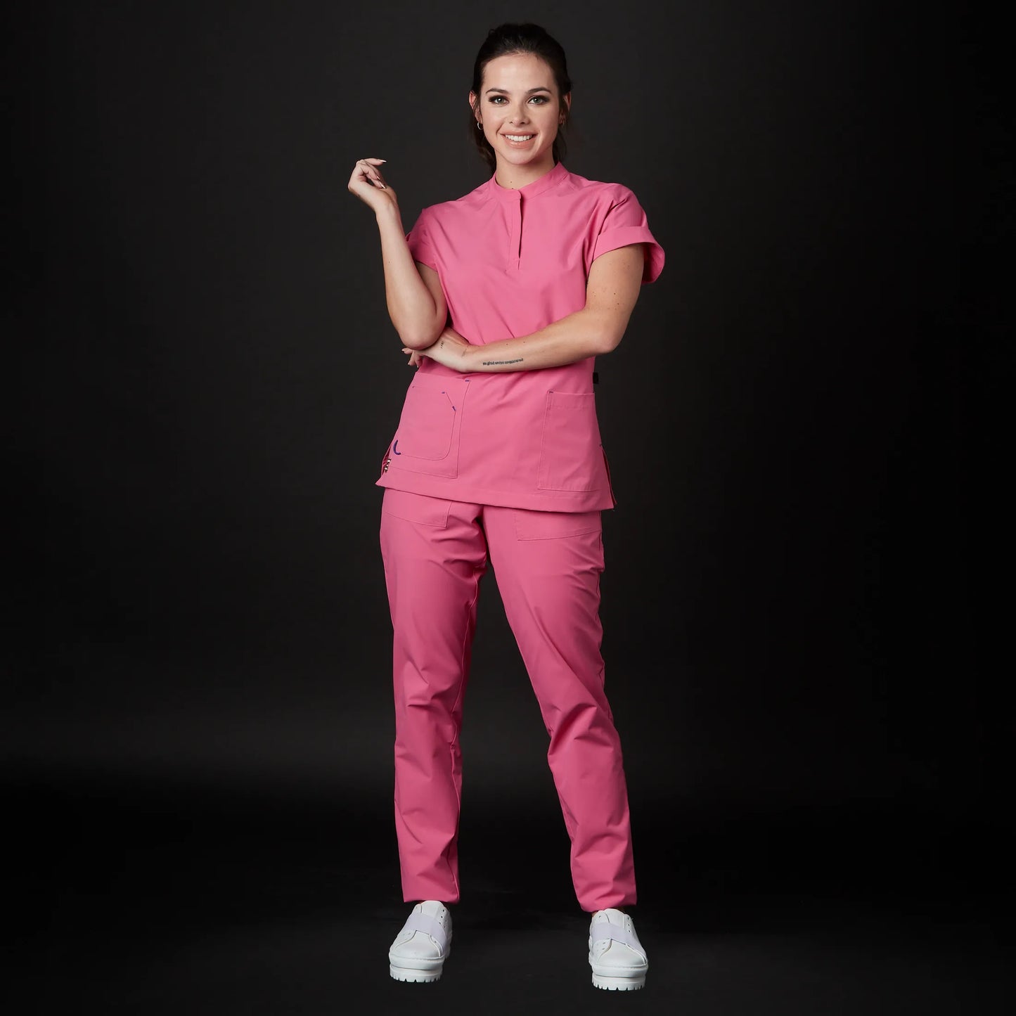 Immagine di una Medica o Dottoressa che indossa una Divisa Sanitaria Giallo Canarino, modello Phantom, della marca Gallantdale, specializzata in abbigliamento sanitario.