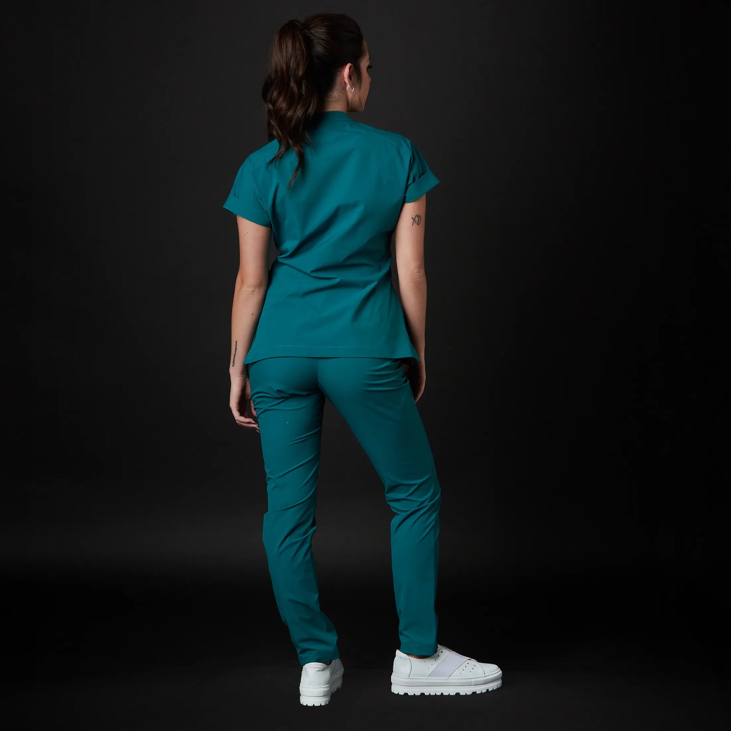 Immagine di una Medica o Dottoressa che indossa una Divisa Sanitaria Giallo Canarino, modello Phantom, della marca Gallantdale, specializzata in abbigliamento sanitario.