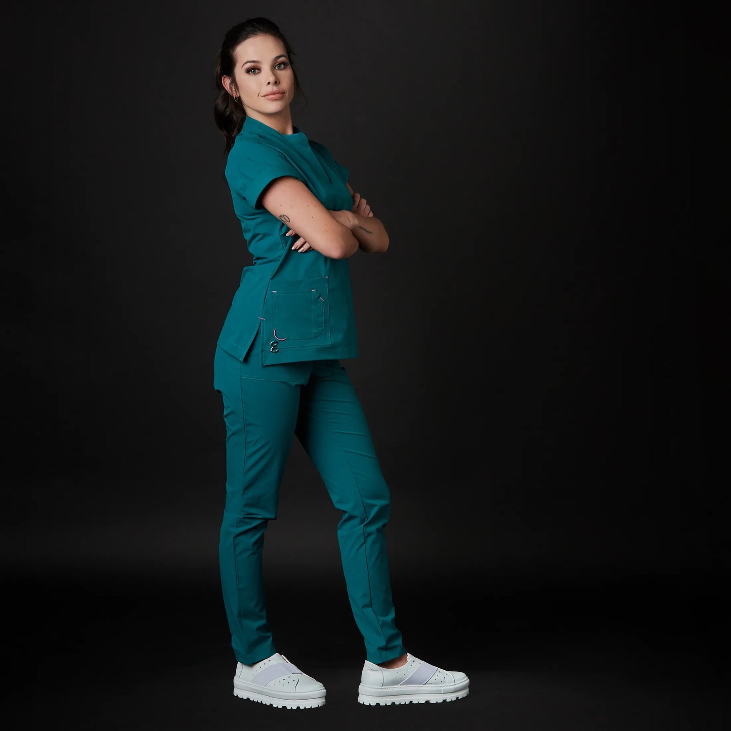 Immagine di una Medica o Dottoressa che indossa una Divisa Sanitaria Fucsia, modello Phantom, della marca Gallantdale, specializzata in abbigliamento sanitario.