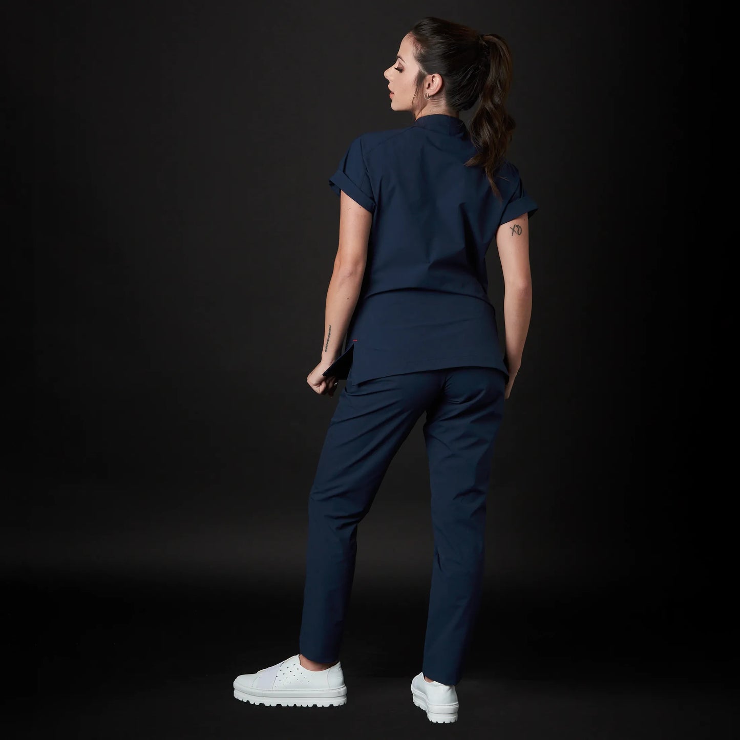 Immagine di una Medica o Dottoressa che indossa una Divisa Sanitaria Fucsia, modello Phantom, della marca Gallantdale, specializzata in abbigliamento sanitario.