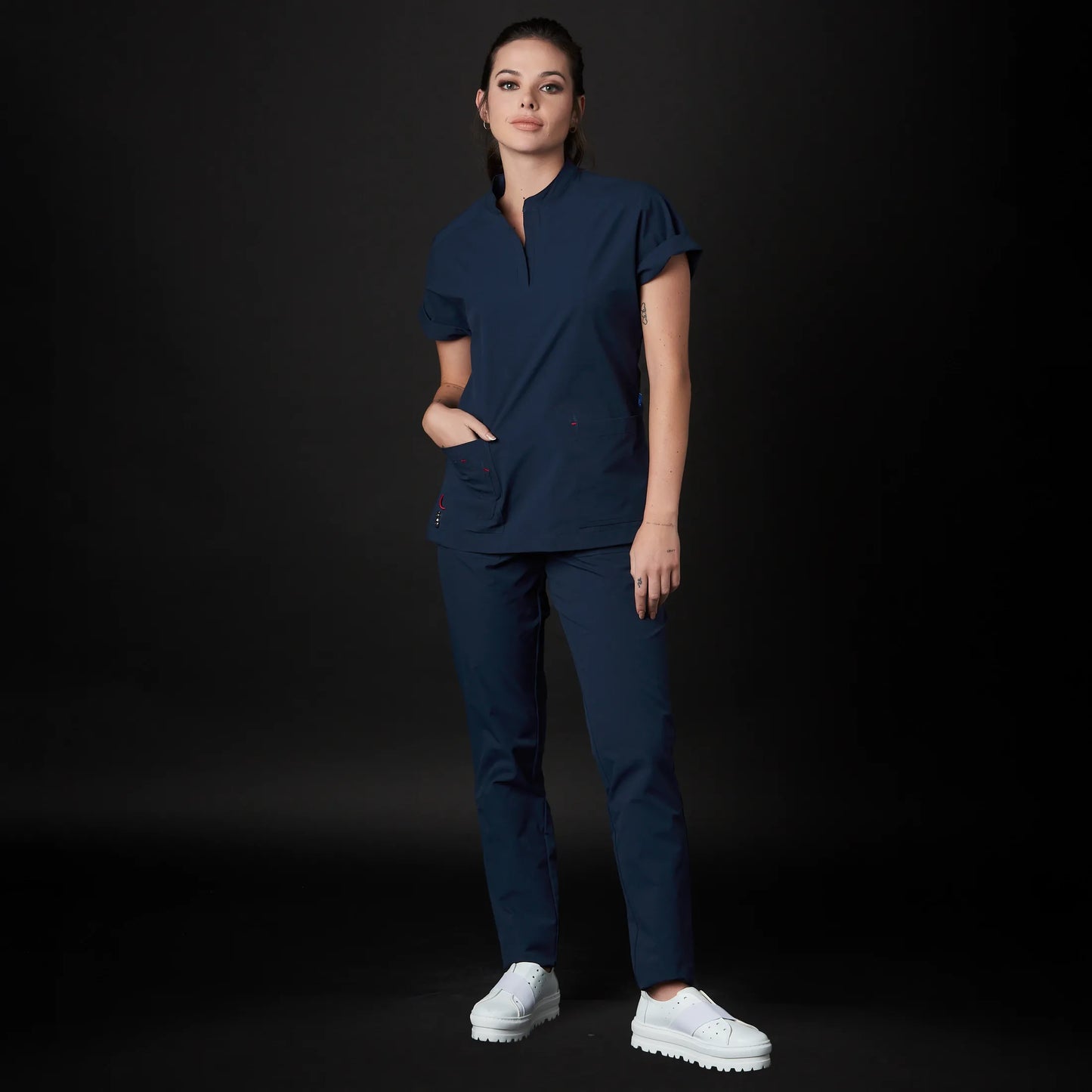 Immagine di una Medica o Dottoressa che indossa una Divisa Sanitaria Fucsia, modello Phantom, della marca Gallantdale, specializzata in abbigliamento sanitario.