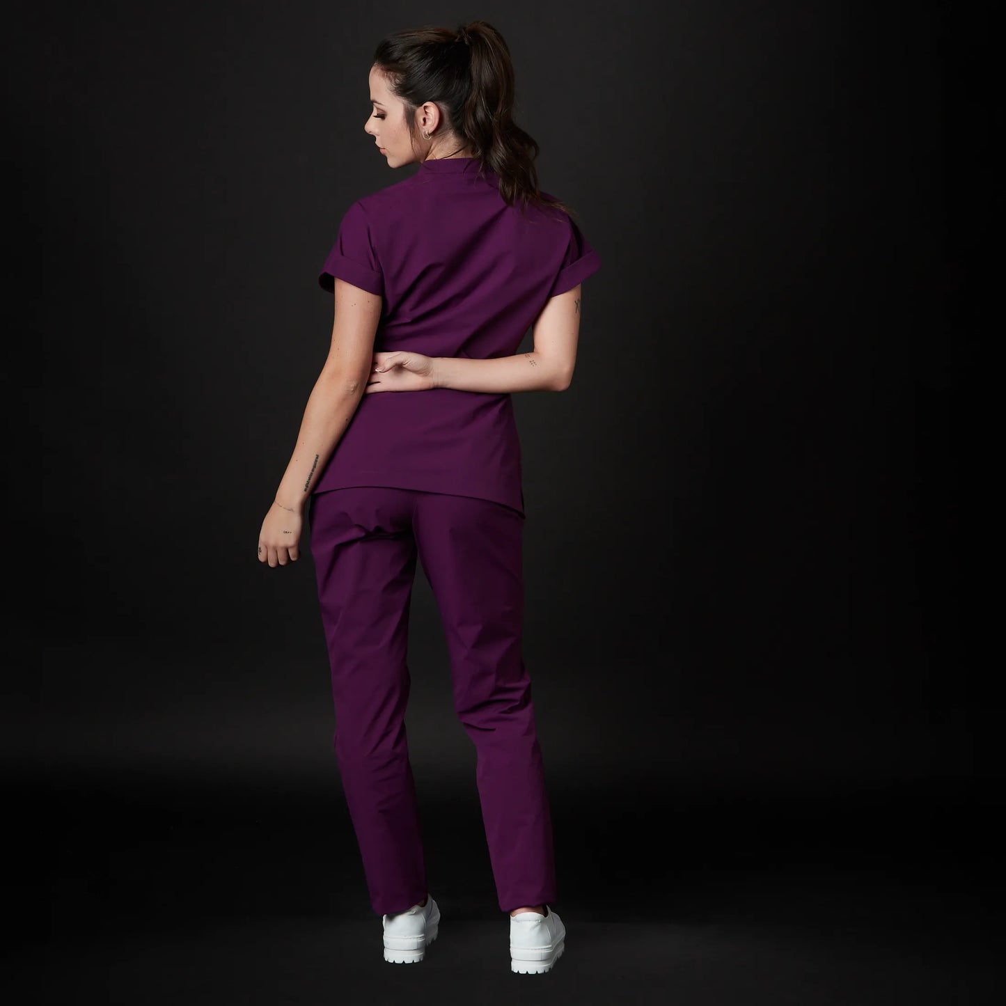 Immagine di una Medica o Dottoressa che indossa una Divisa Sanitaria Fucsia, modello Phantom, della marca Gallantdale, specializzata in abbigliamento sanitario.