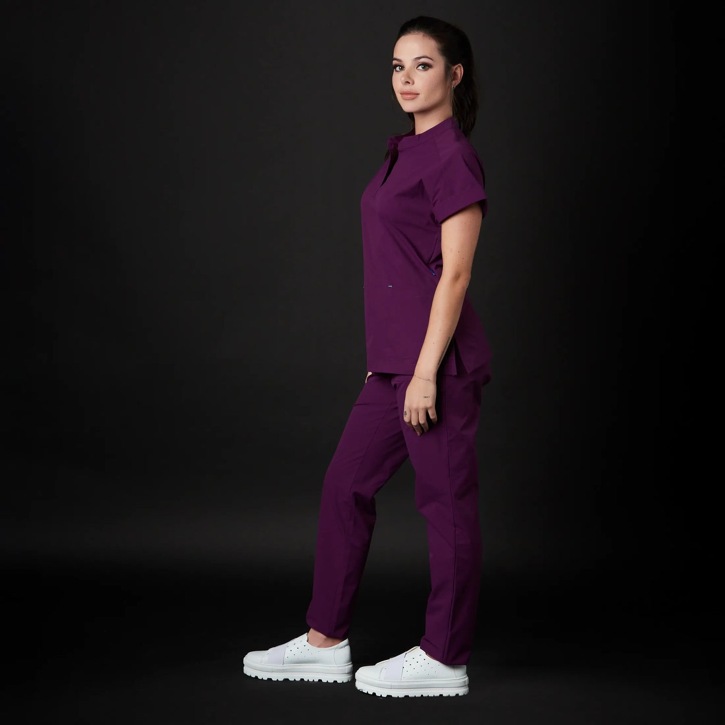 Immagine di una Medica o Dottoressa che indossa una Divisa Sanitaria Ciano, modello Phantom, della marca Gallantdale, specializzata in abbigliamento sanitario.
