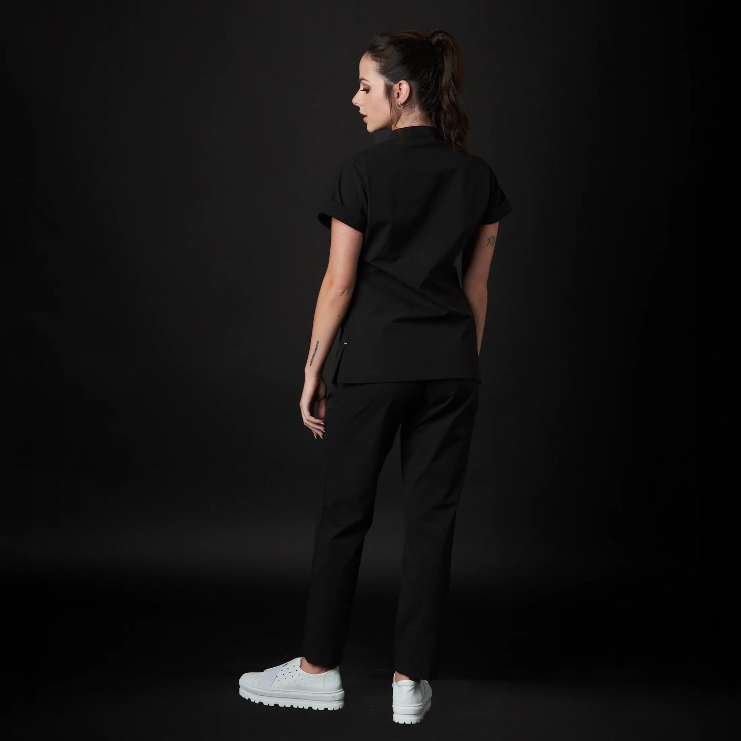 Immagine di una Medica o Dottoressa che indossa una Divisa Sanitaria Ciano, modello Phantom, della marca Gallantdale, specializzata in abbigliamento sanitario.