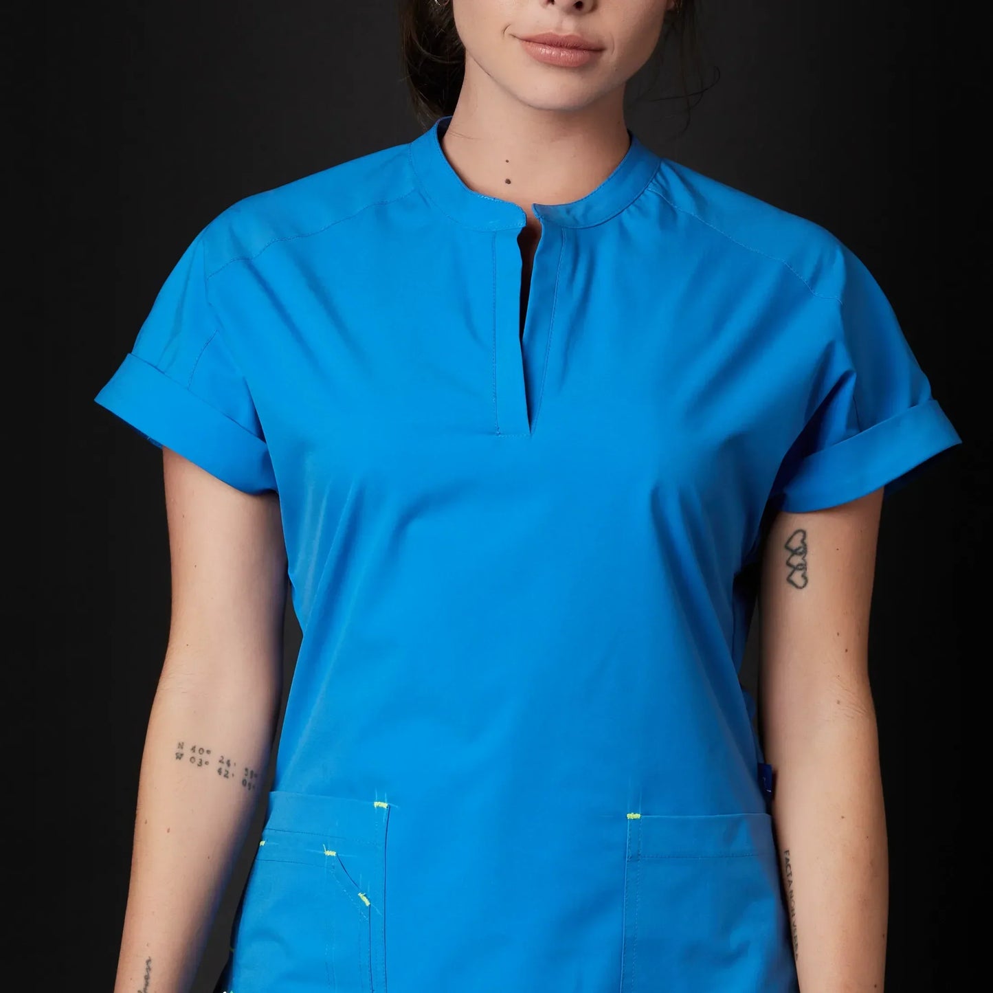 Immagine di una Medica o Dottoressa che indossa una Divisa Sanitaria Ciano, modello Phantom, della marca Gallantdale, specializzata in abbigliamento sanitario.