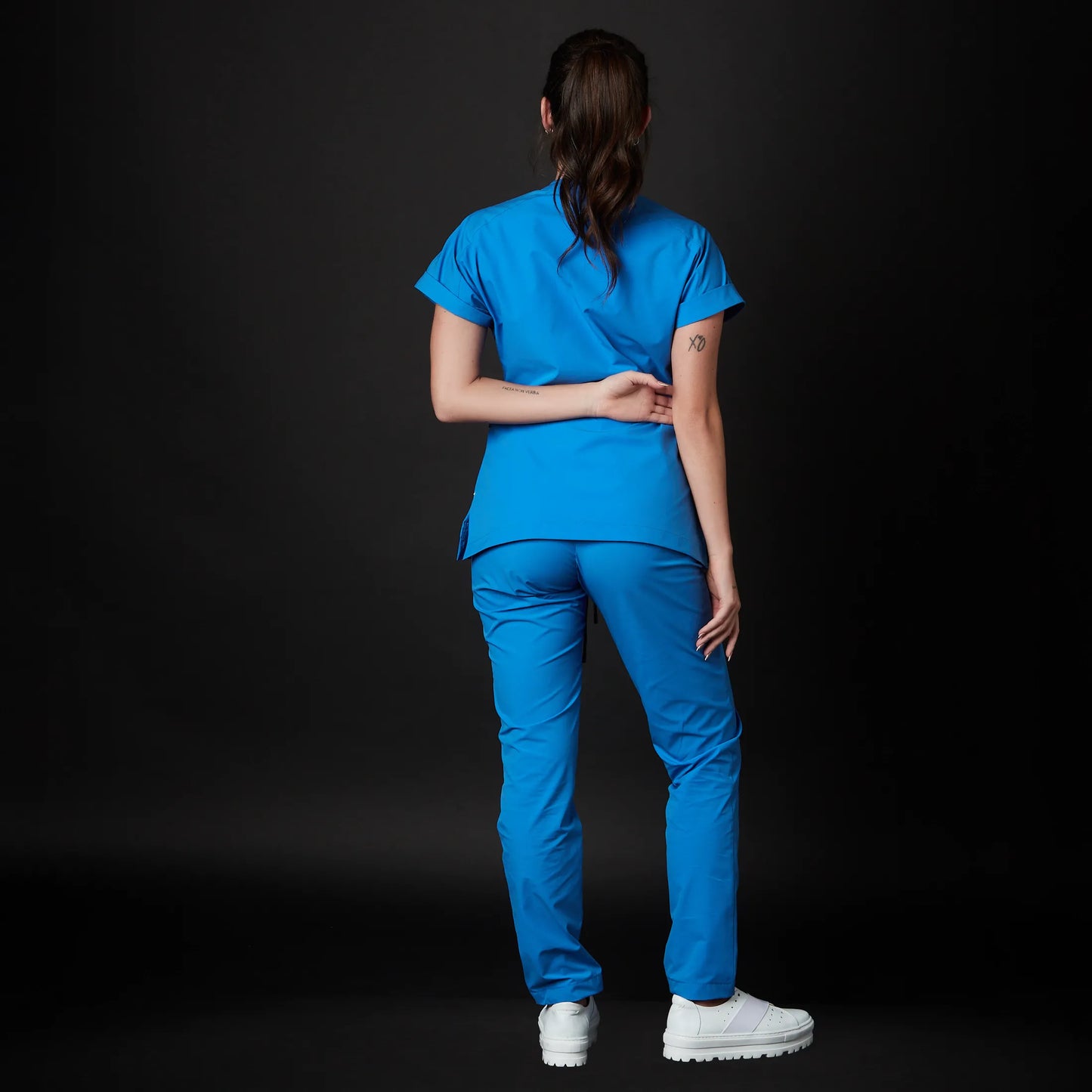 Immagine di una Medica o Dottoressa che indossa una Divisa Sanitaria Ciano, modello Phantom, della marca Gallantdale, specializzata in abbigliamento sanitario.