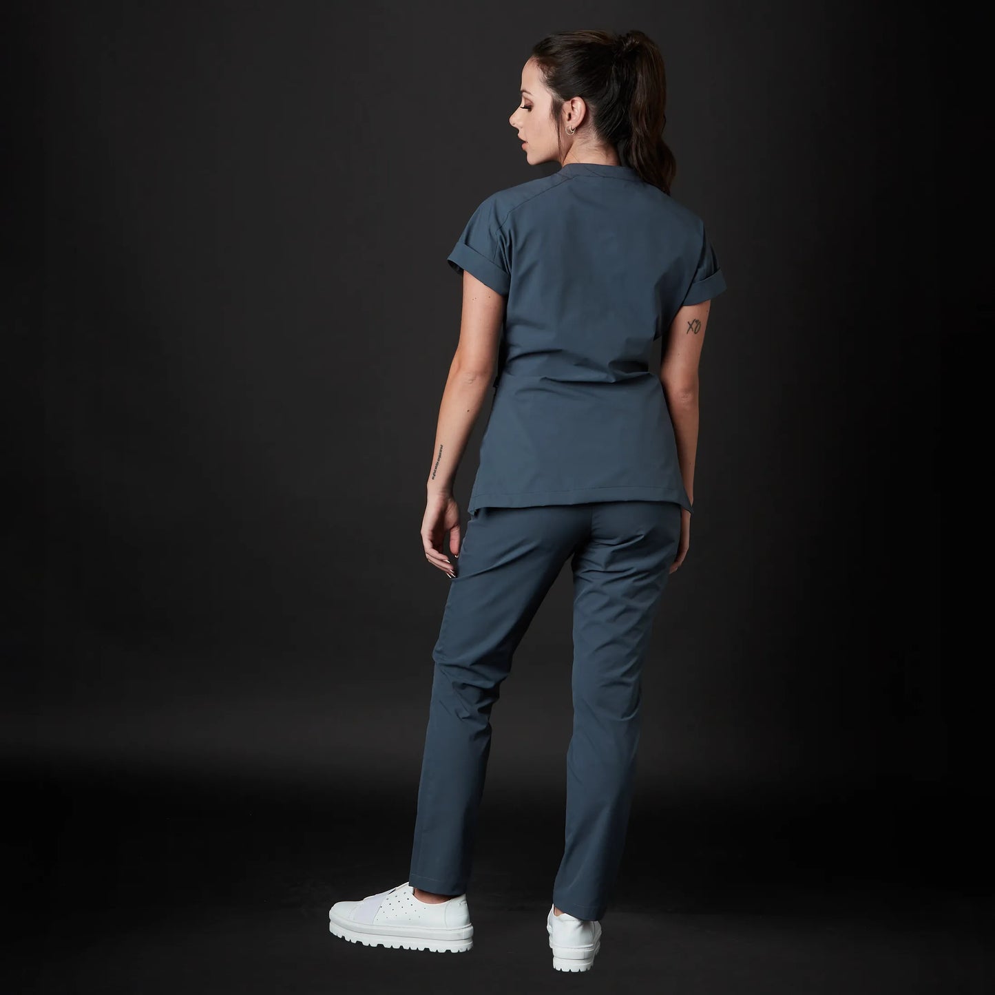 Immagine di una Medica o Dottoressa che indossa una Divisa Sanitaria Viola, modello Phantom, della marca Gallantdale, specializzata in abbigliamento sanitario.
