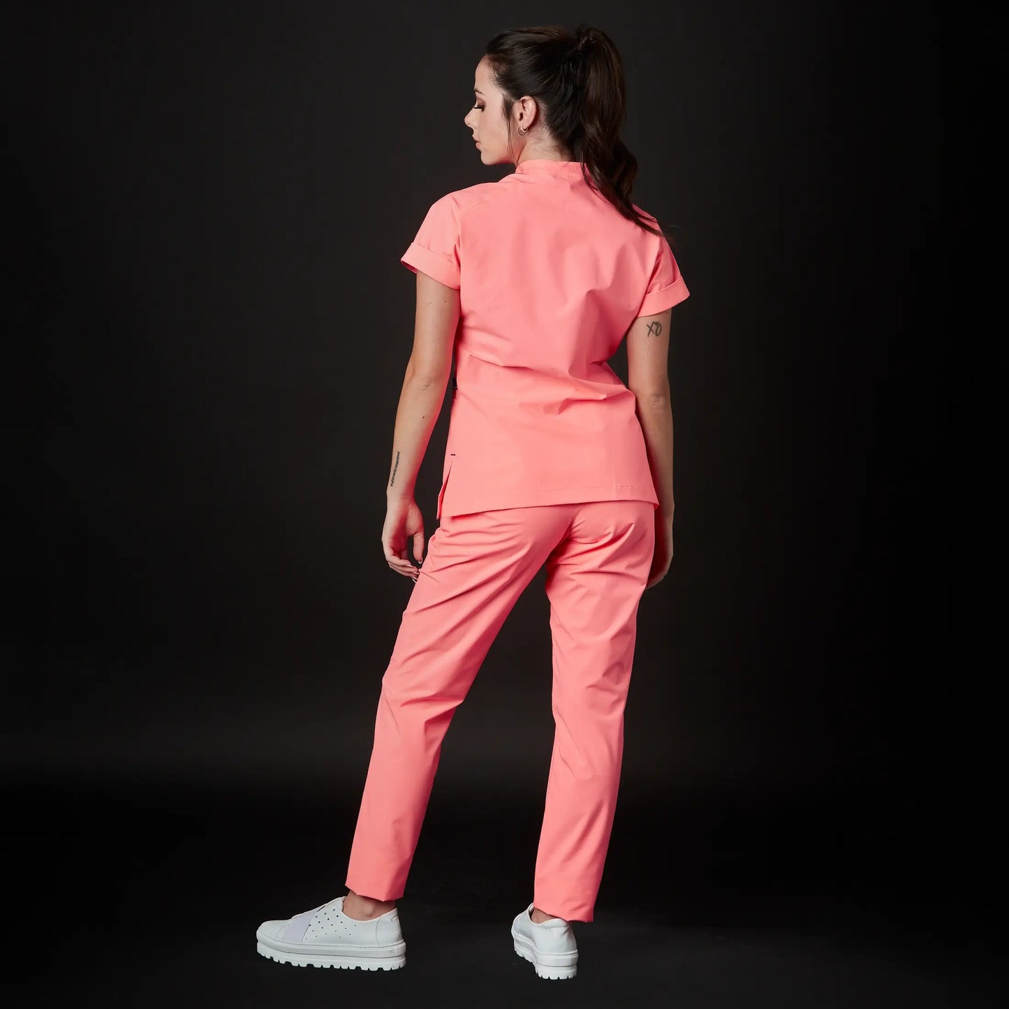 Immagine di una Medica o Dottoressa che indossa una Divisa Sanitaria Nero, modello Phantom, della marca Gallantdale, specializzata in abbigliamento sanitario.