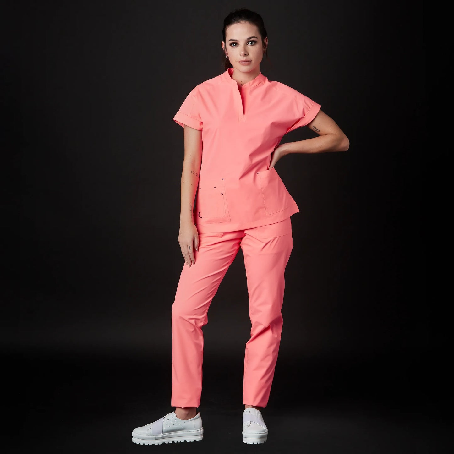Immagine di una Medica o Dottoressa che indossa una Divisa Sanitaria Viola, modello Phantom, della marca Gallantdale, specializzata in abbigliamento sanitario.