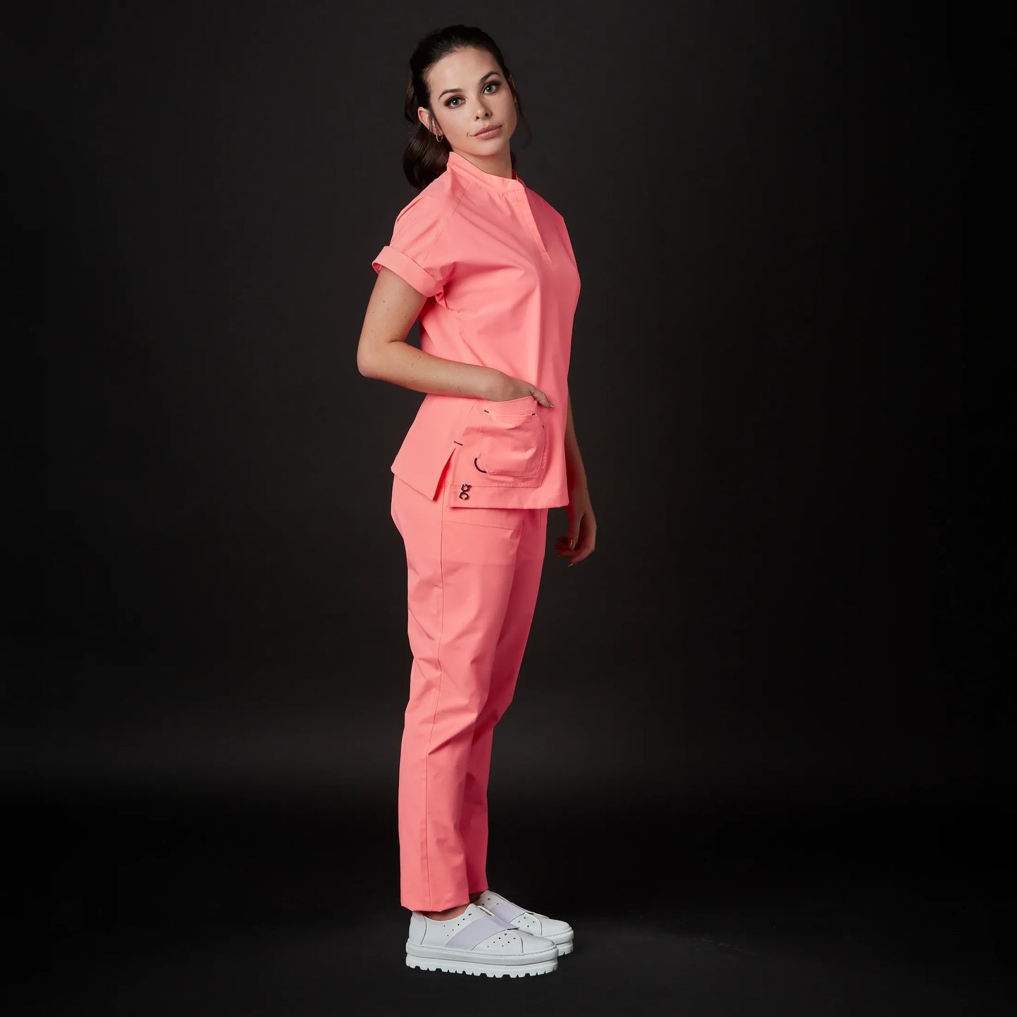 Immagine di una Medica o Dottoressa che indossa una Divisa Sanitaria Nero, modello Phantom, della marca Gallantdale, specializzata in abbigliamento sanitario.