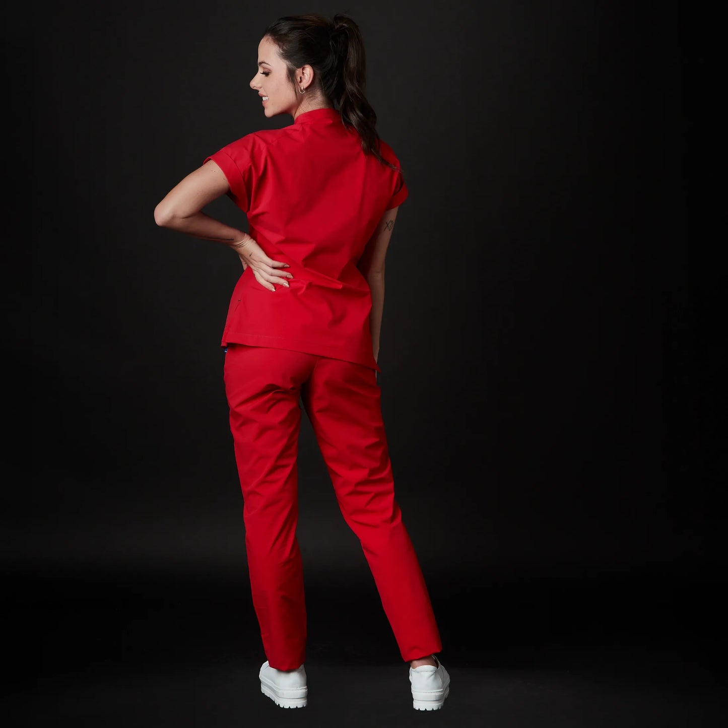 Immagine di una Medica o Dottoressa che indossa una Divisa Sanitaria Nero, modello Phantom, della marca Gallantdale, specializzata in abbigliamento sanitario.