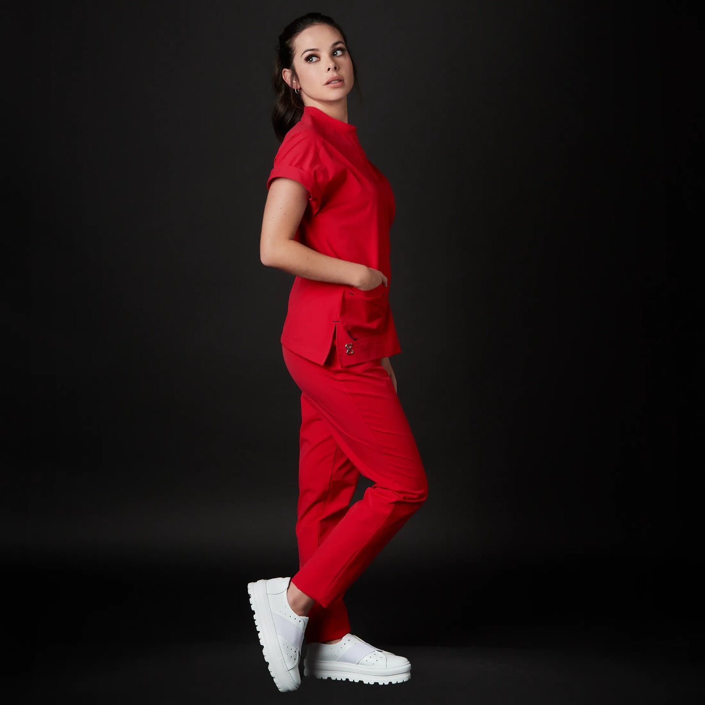 Immagine di una Medica o Dottoressa che indossa una Divisa Sanitaria Nero, modello Phantom, della marca Gallantdale, specializzata in abbigliamento sanitario.
