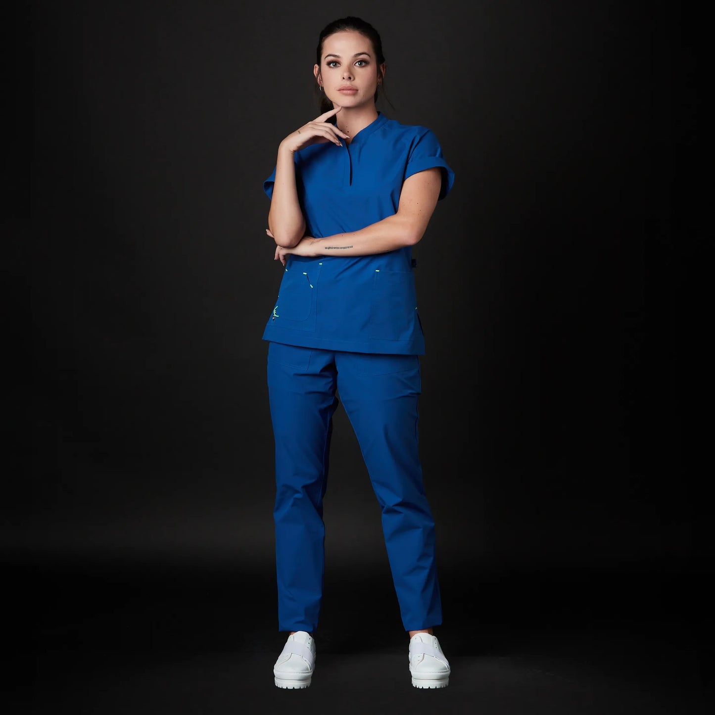 Immagine di una Medica o Dottoressa che indossa una Divisa Sanitaria Blu Oceano, modello Phantom, della marca Gallantdale, specializzata in abbigliamento sanitario.