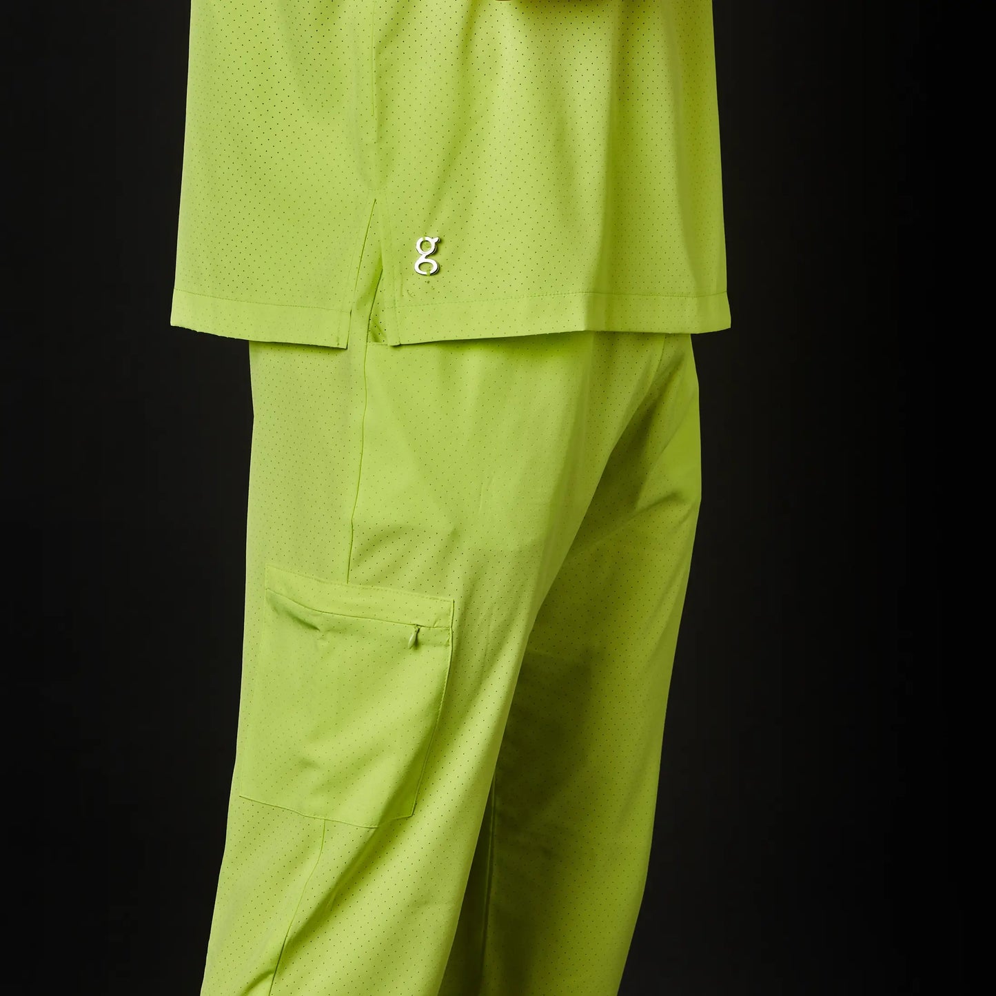 Immagine di un Medico o Dottore che indossa una Divisa Sanitaria Giallo Neon, modello Rockwell, della marca Gallantdale, specializzata in abbigliamento sanitario.
