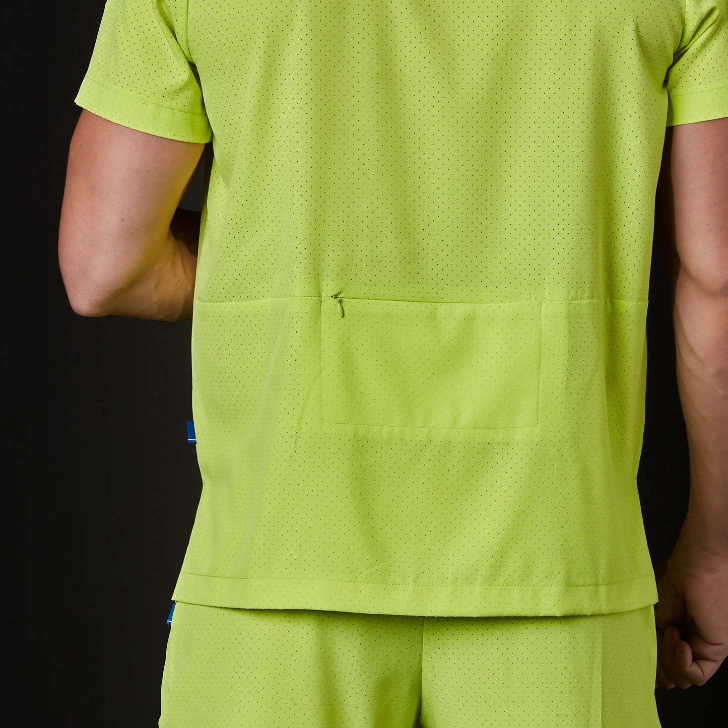 Immagine di un Medico o Dottore che indossa una Divisa Sanitaria Giallo Neon, modello Rockwell, della marca Gallantdale, specializzata in abbigliamento sanitario.