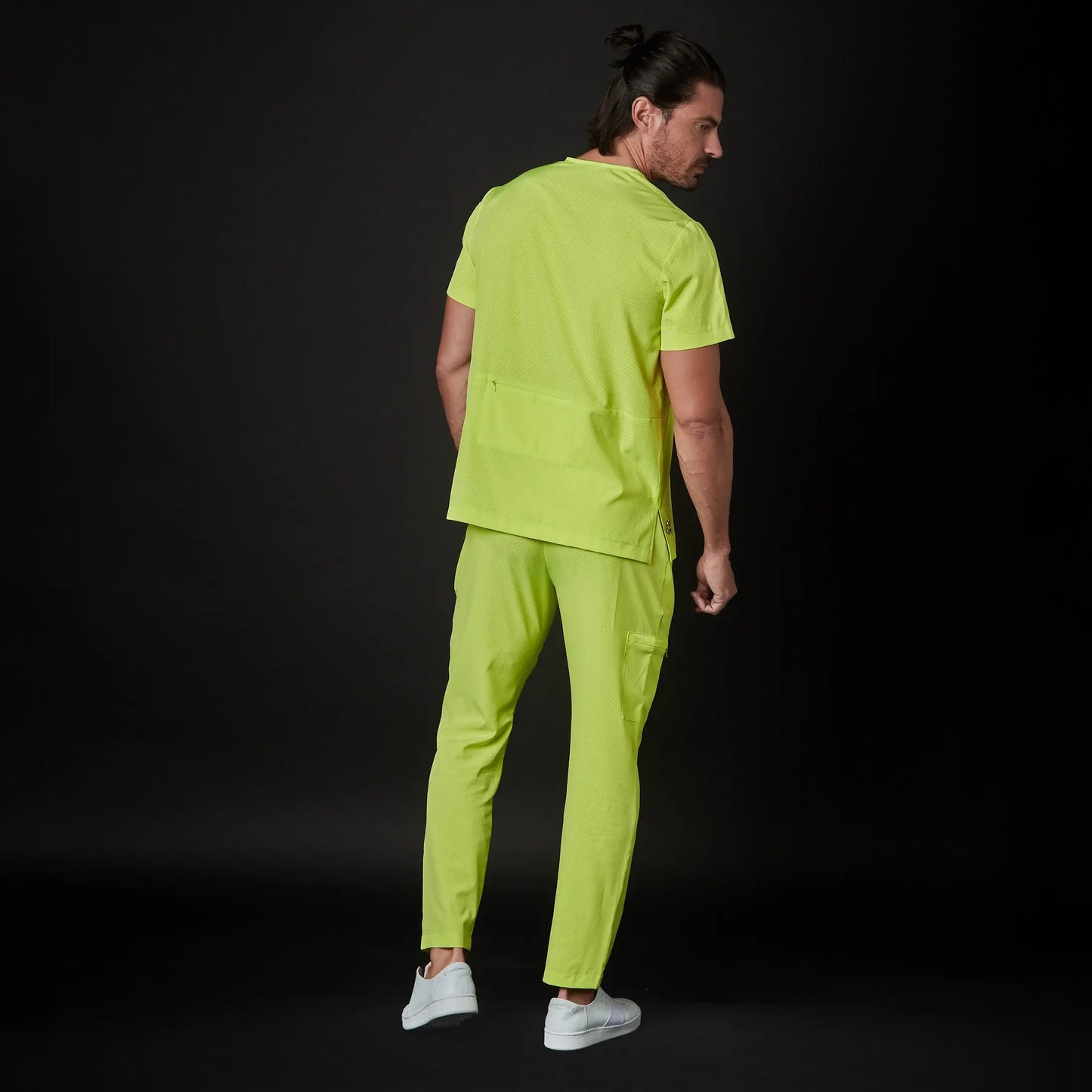 Immagine di un Medico o Dottore che indossa una Divisa Sanitaria Giallo Neon, modello Rockwell, della marca Gallantdale, specializzata in abbigliamento sanitario.
