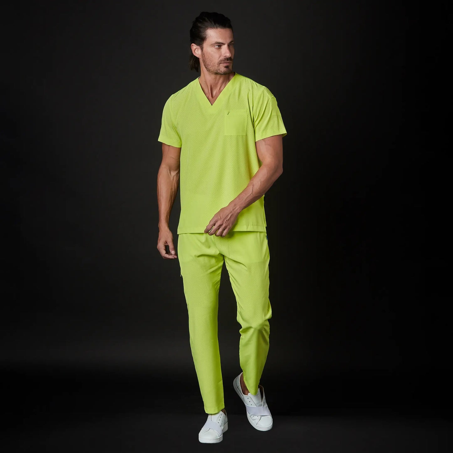 Immagine di un Medico o Dottore che indossa una Divisa Sanitaria Giallo Neon, modello Rockwell, della marca Gallantdale, specializzata in abbigliamento sanitario.