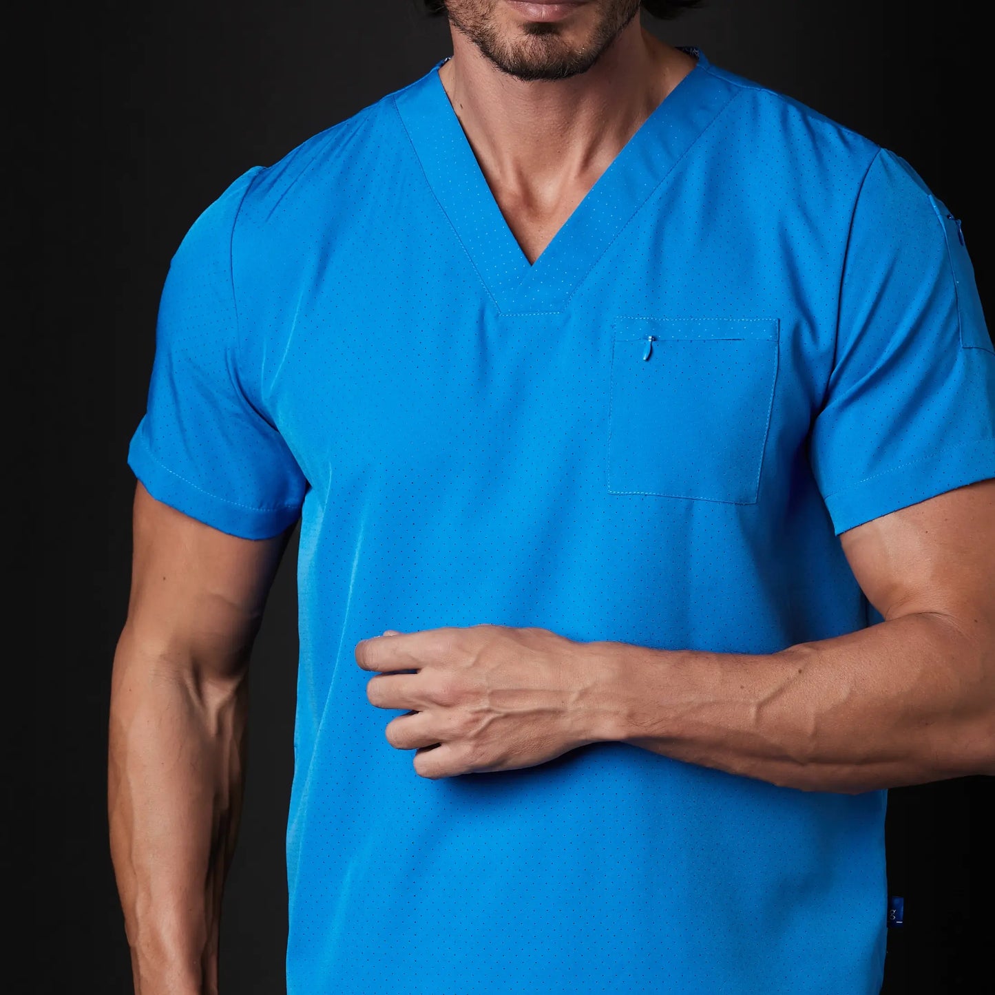 Immagine di un Medico o Dottore che indossa una Divisa Sanitaria Giallo Neon, modello Rockwell, della marca Gallantdale, specializzata in abbigliamento sanitario.