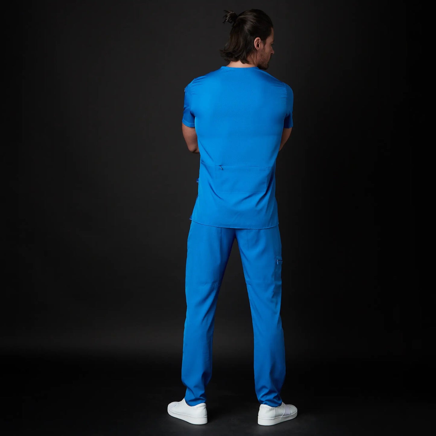 Immagine di un Medico o Dottore che indossa una Divisa Sanitaria Blu Neon, modello Rockwell, della marca Gallantdale, specializzata in abbigliamento sanitario.