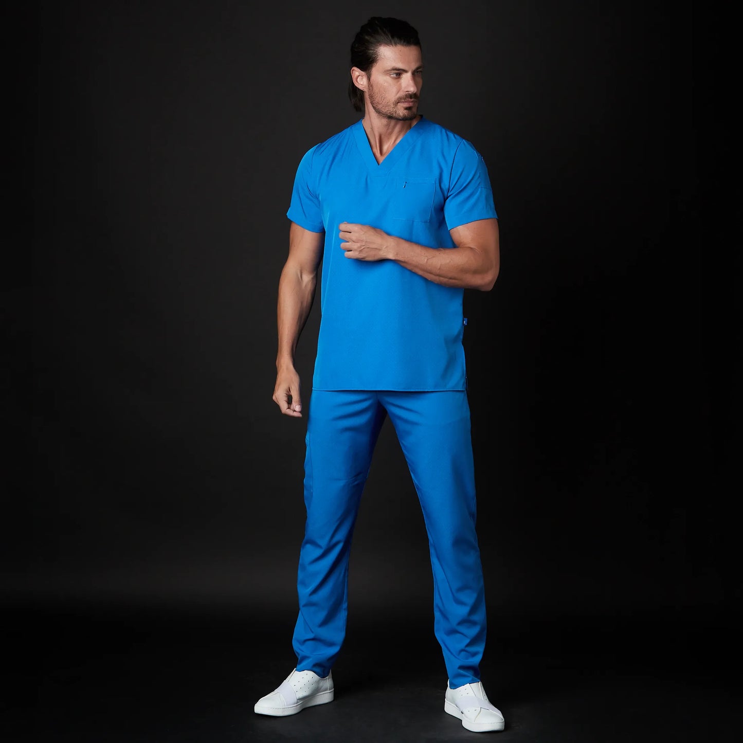 Immagine di un Medico o Dottore che indossa una Divisa Sanitaria Blu Neon, modello Rockwell, della marca Gallantdale, specializzata in abbigliamento sanitario.
