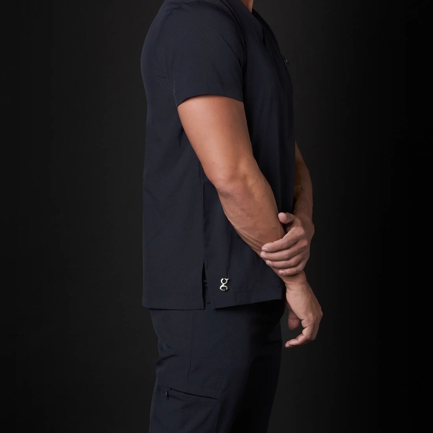 Immagine di un Medico o Dottore che indossa una Divisa Sanitaria Blu Neon, modello Rockwell, della marca Gallantdale, specializzata in abbigliamento sanitario.