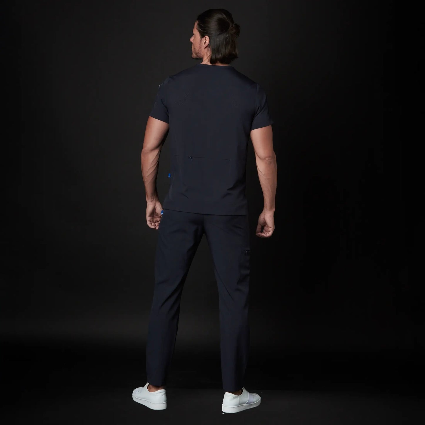 Immagine di un Medico o Dottore che indossa una Divisa Sanitaria Blu Neon, modello Rockwell, della marca Gallantdale, specializzata in abbigliamento sanitario.