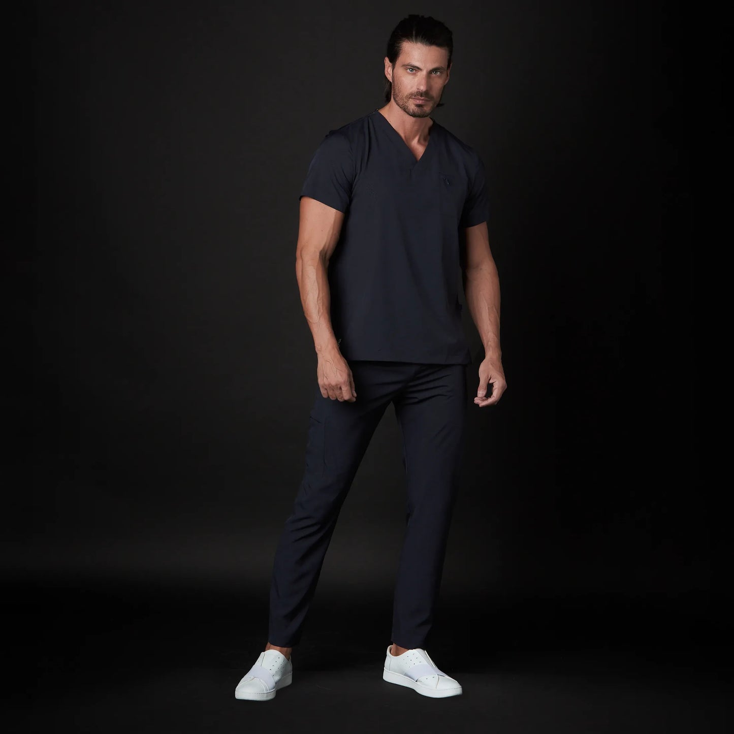Immagine di un Medico o Dottore che indossa una Divisa Sanitaria Blu Neon, modello Rockwell, della marca Gallantdale, specializzata in abbigliamento sanitario.