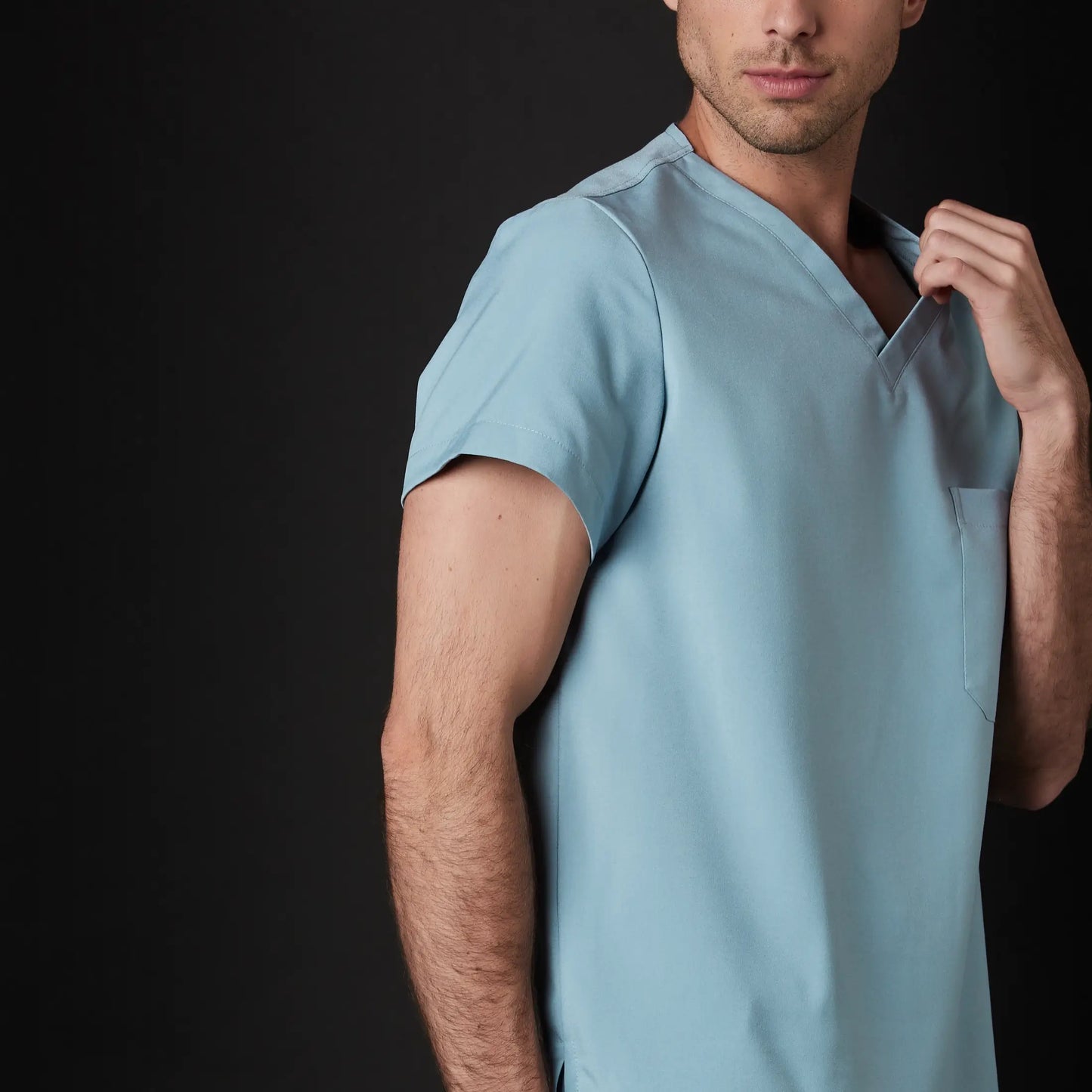 Médico o Doctor vistiendo una color Azul Organic marca Gallantdale Uniformes Médicos y Quirúrgicos